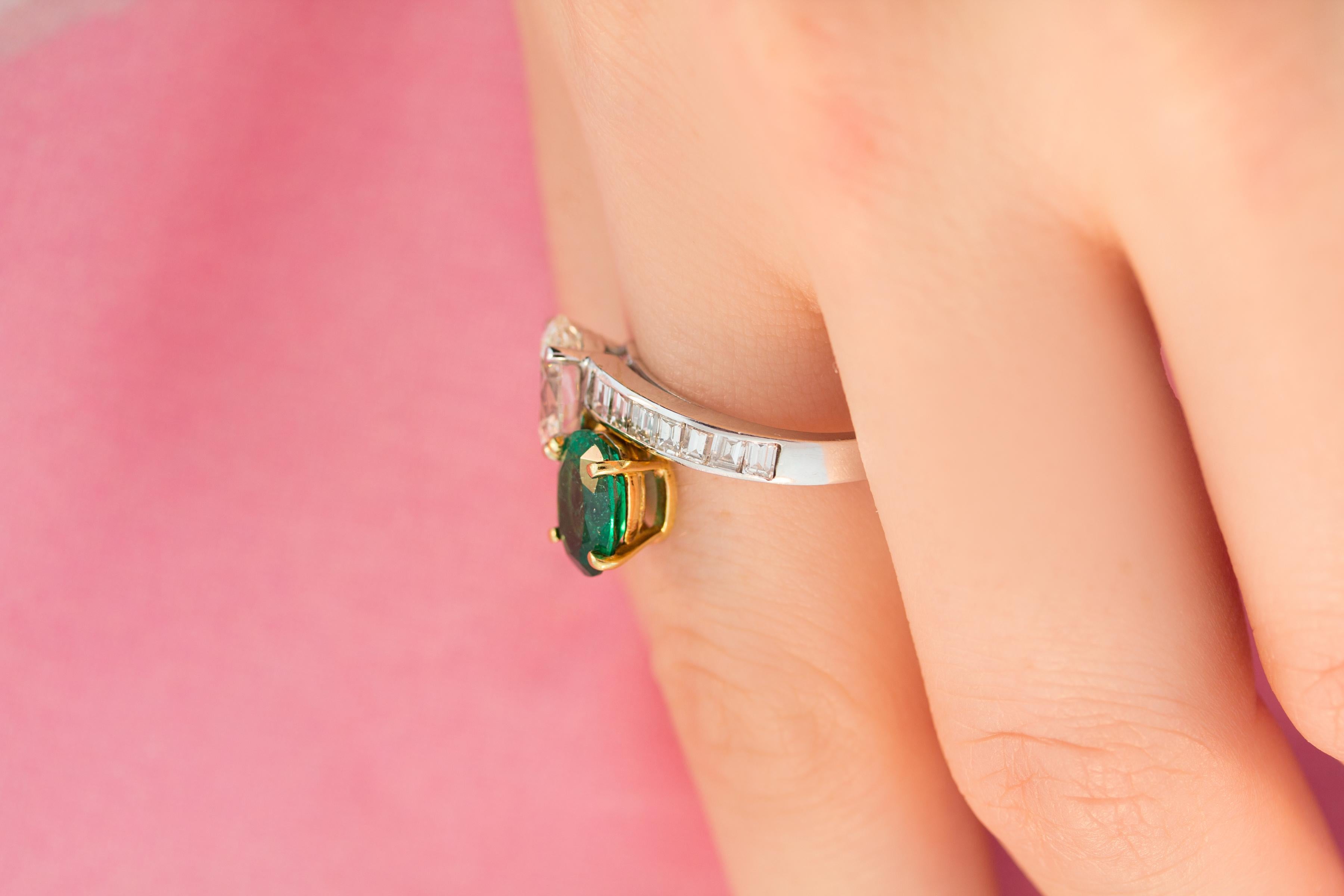 Crossover-Ring mit Smaragd und Diamant von Ella Gafter im Zustand „Neu“ im Angebot in New York, NY