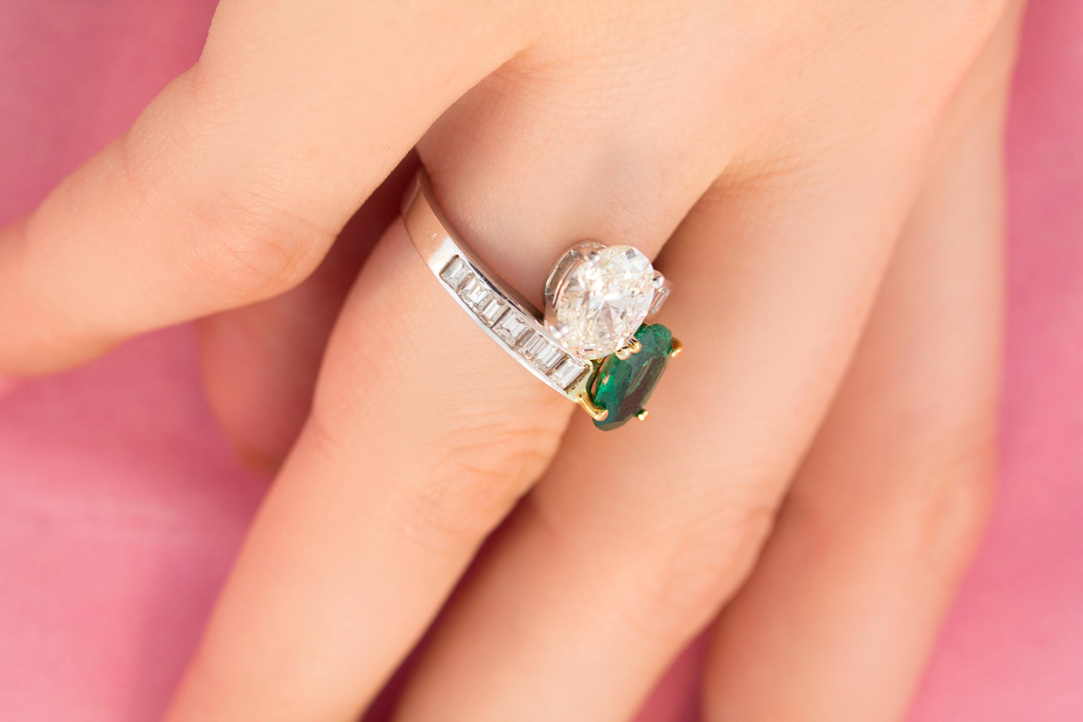 Ella Gafter Emerald Diamond Crossover Ring In New Condition For Sale In New York, NY
