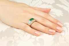 Zweifarbiger Cocktailring mit Smaragd und Diamant in zweifarbigem Golddesign von Ella Gafter