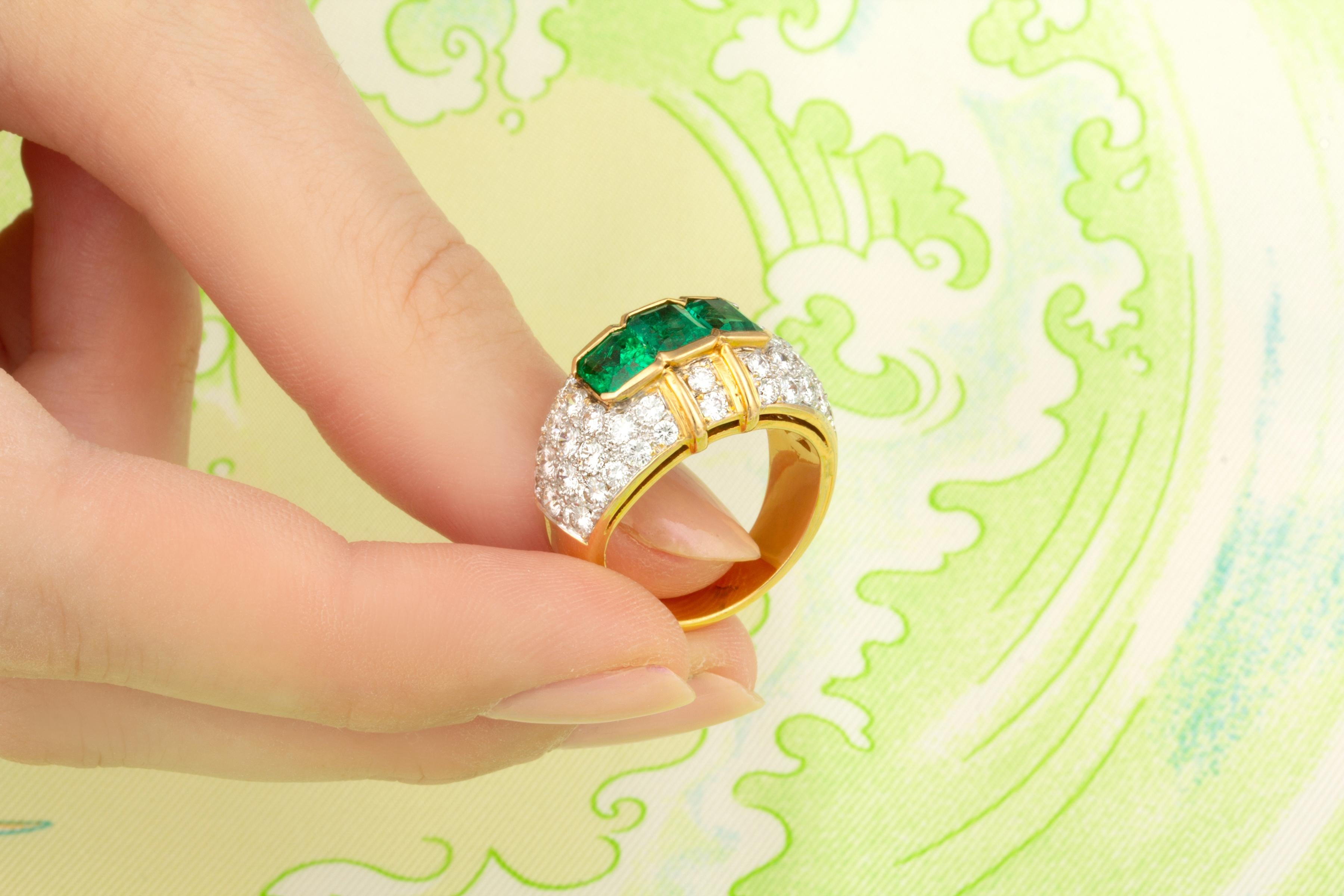 Zweifarbiger Cocktailring mit Smaragd und Diamant in zweifarbigem Golddesign von Ella Gafter im Angebot 1