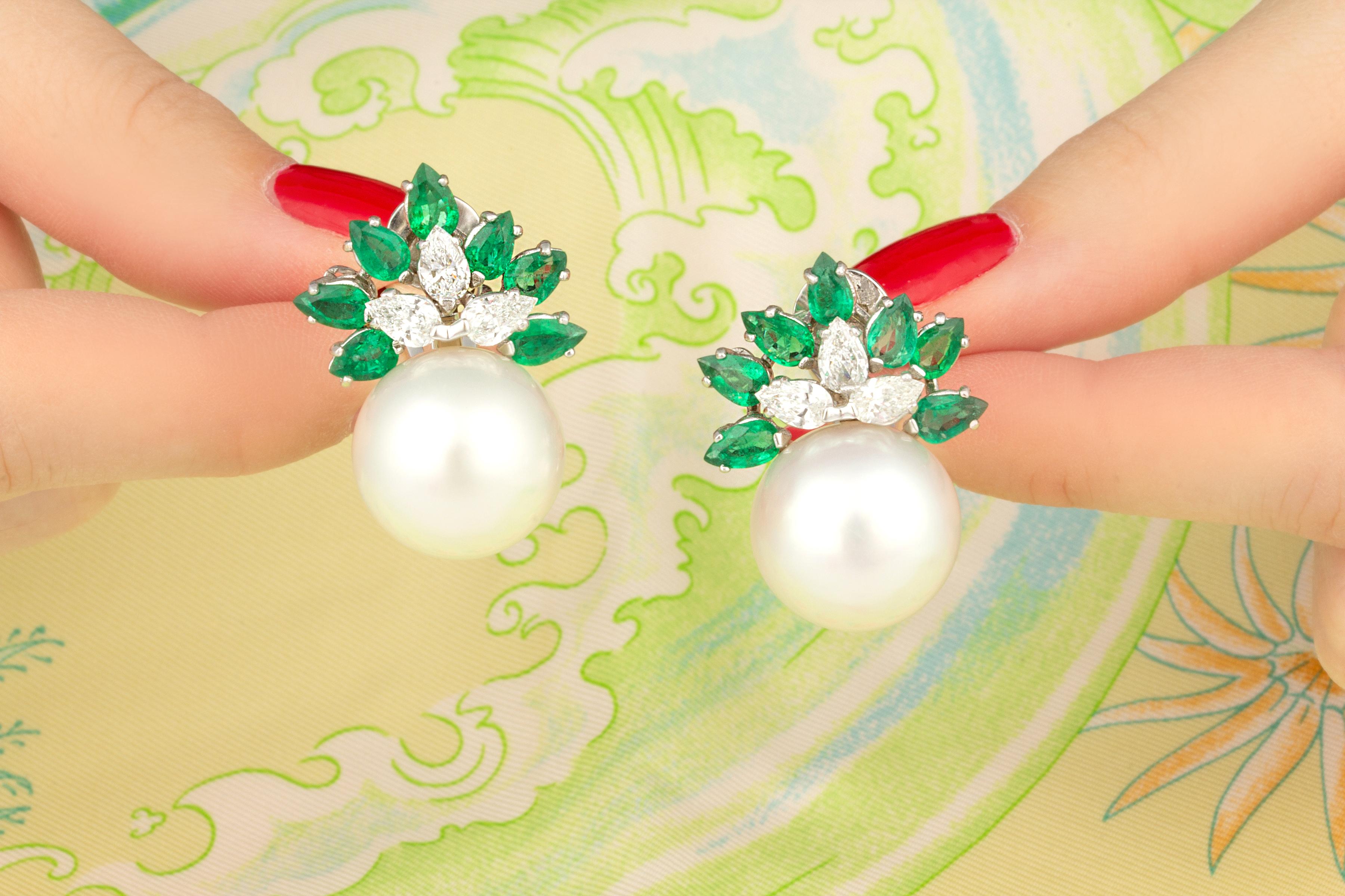 Donna Orecchini a clip con diamanti di smeraldo e perle dei mari del sud Design/One di Ella Gafter in vendita