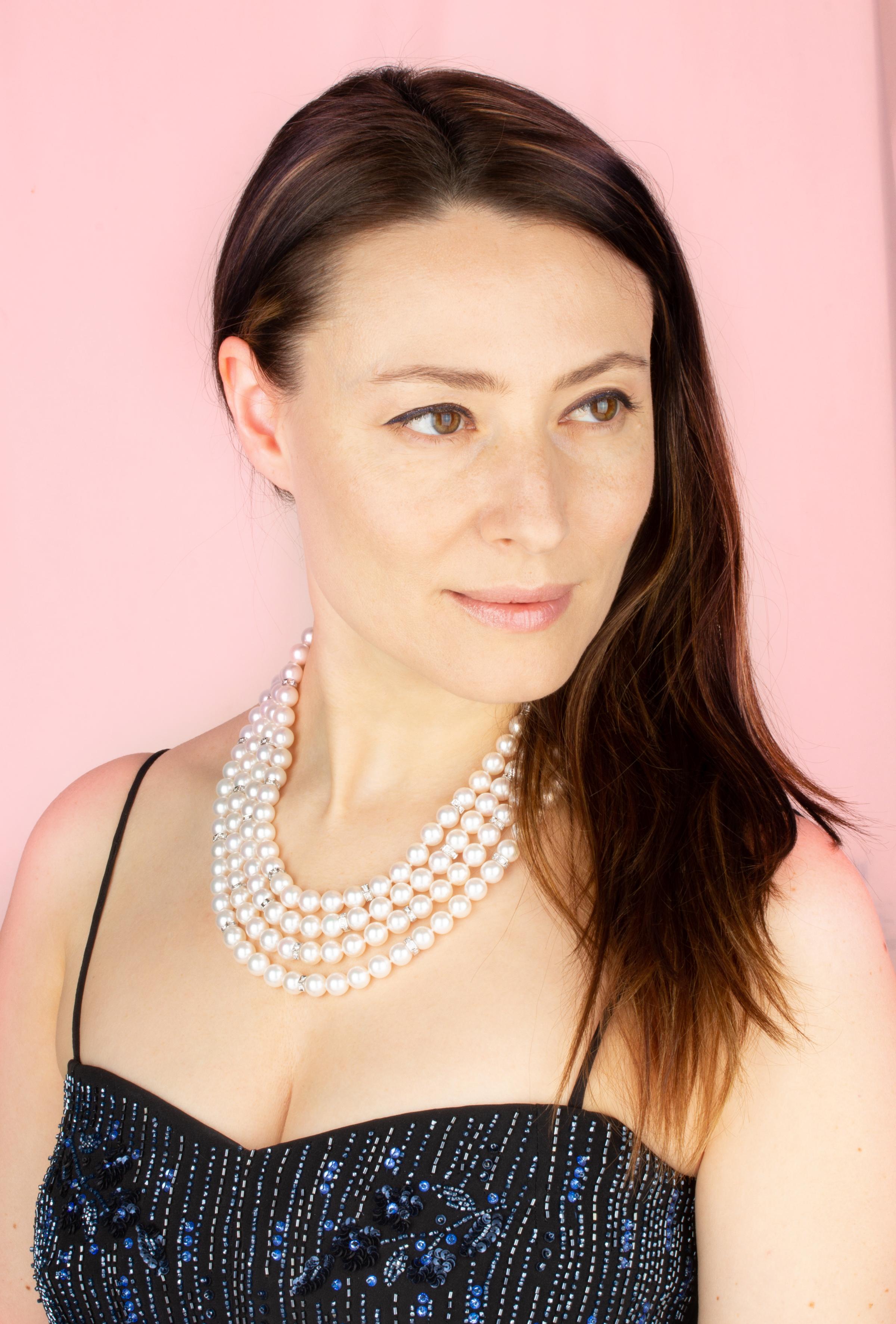 Le collier de perles et de diamants haut de gamme se compose d'un ensemble de quatre rangées indépendantes de 202 perles Akoya japonaises (Pinctada Fucata) au total, rondes, blanches et homogènes de 9/9,5 mm de diamètre. Les perles présentent une