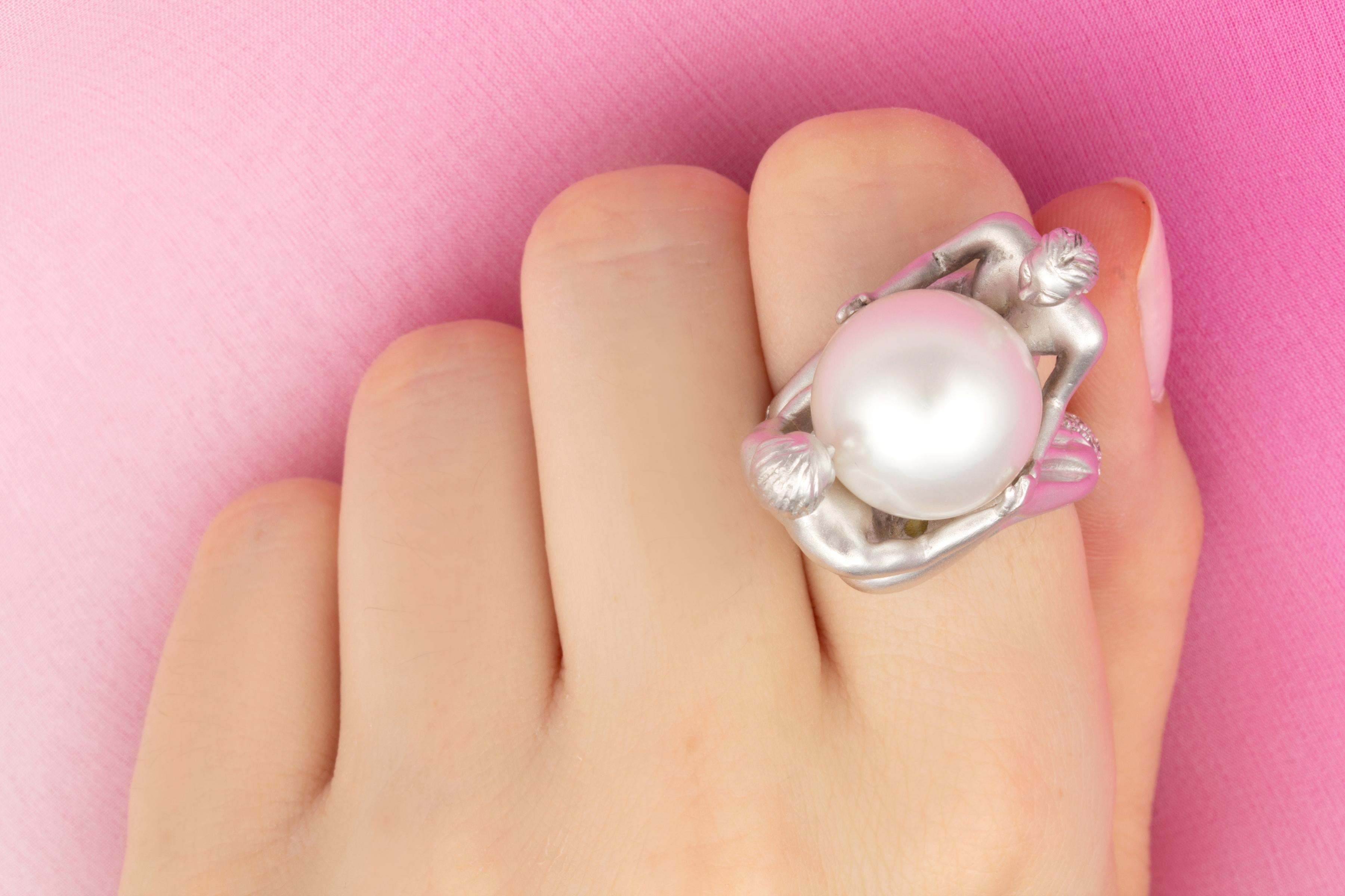 Ella Gafter Gemini Diamond 15mm Pearl Zodiac Ring In New Condition For Sale In New York, NY