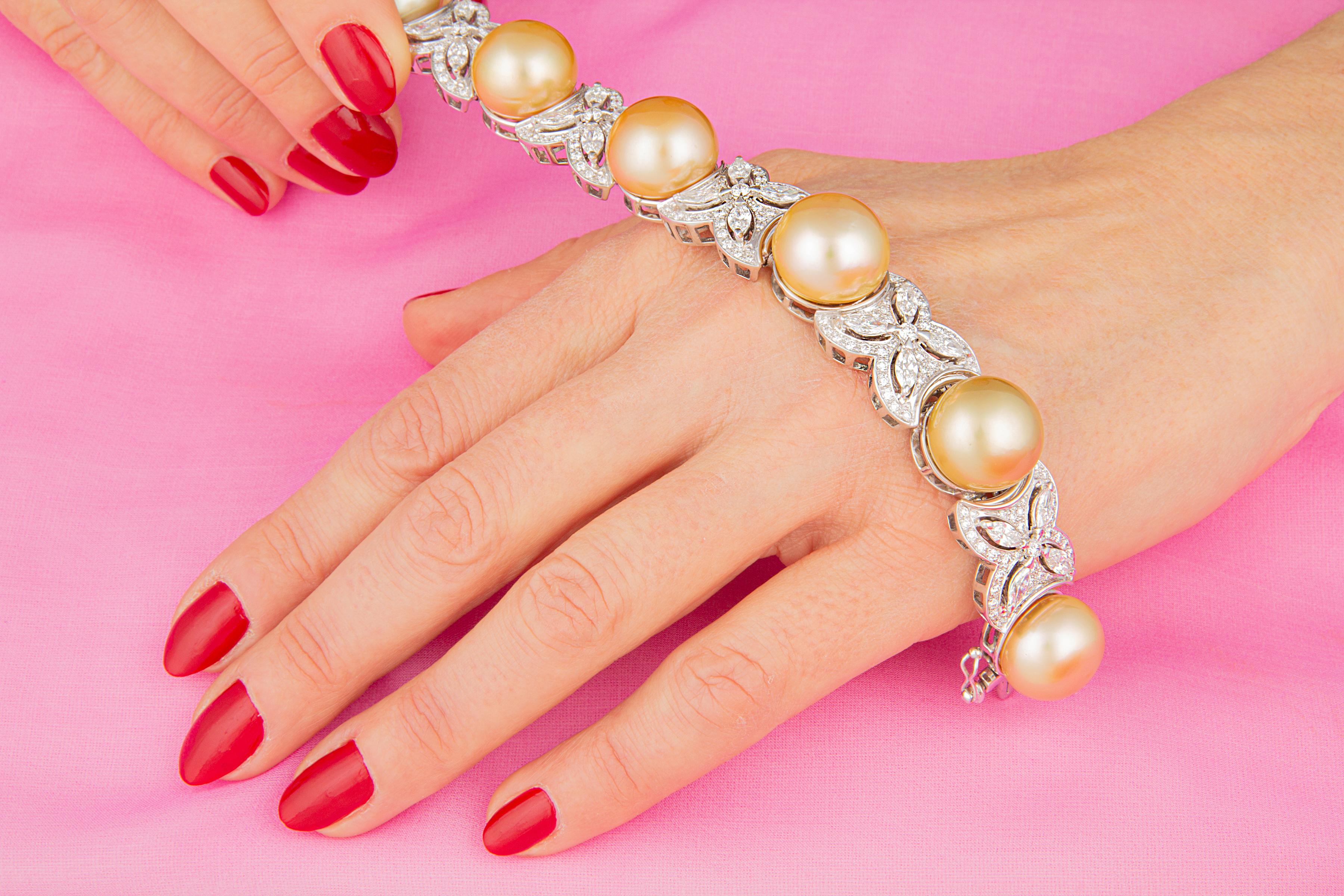 Ella Gafter Goldenes Perlen-Diamant-Manschettenarmband (Marquiseschliff) im Angebot