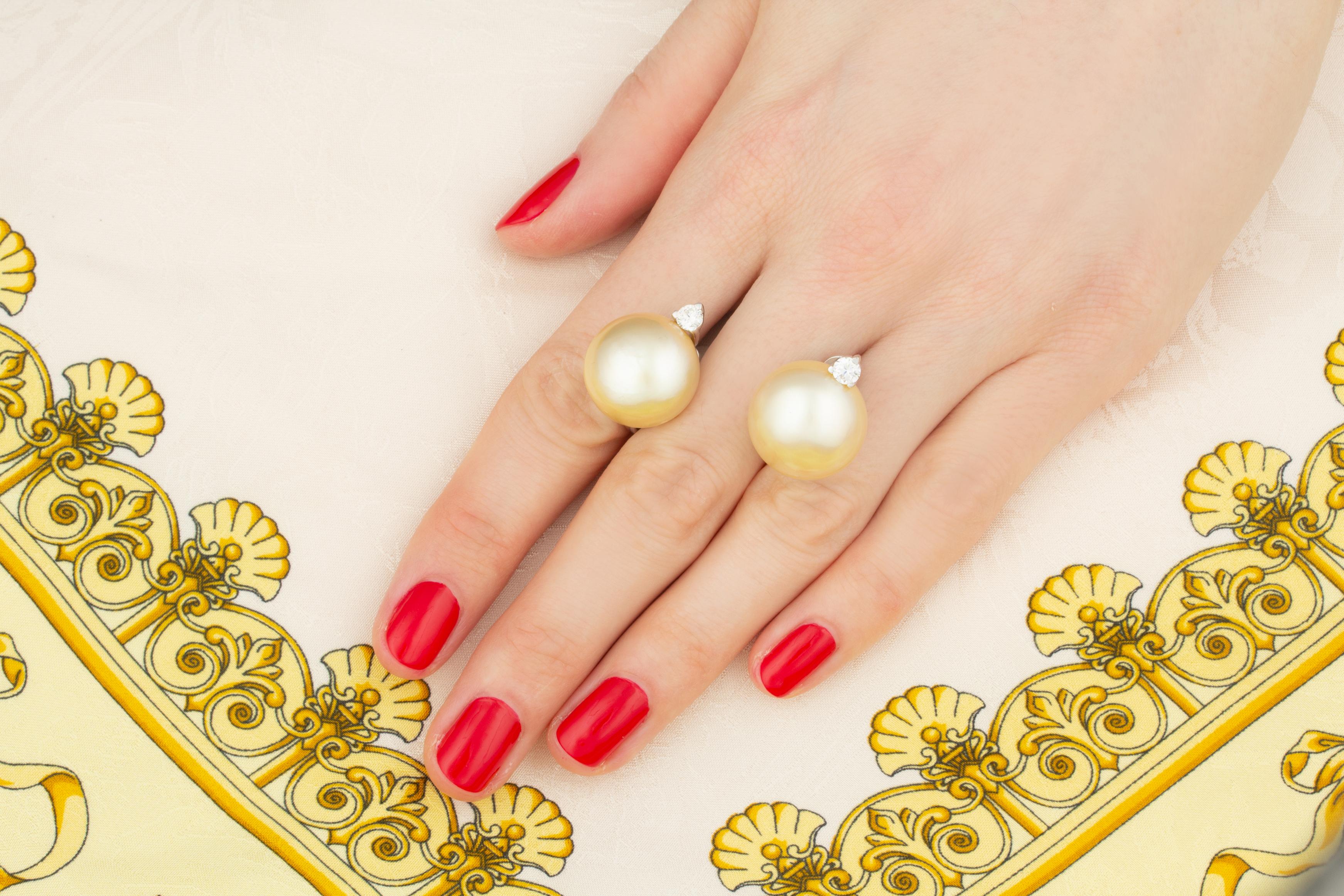 Taille brillant Ella Gafter Boucles d'oreilles à clip en perles d'or et diamants en vente