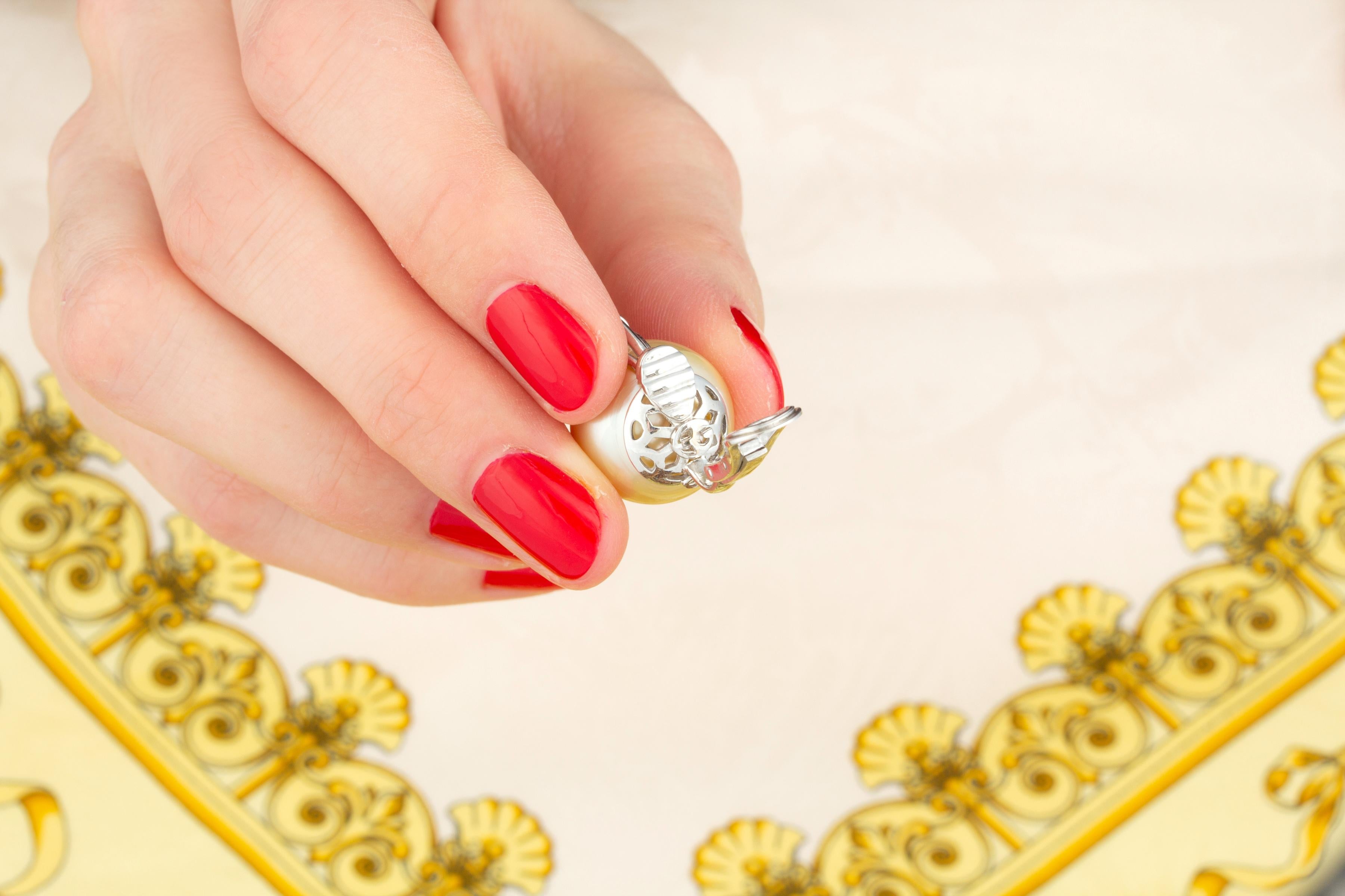 Ella Gafter Goldene Perlen-Diamant-Ohrclips im Angebot 1