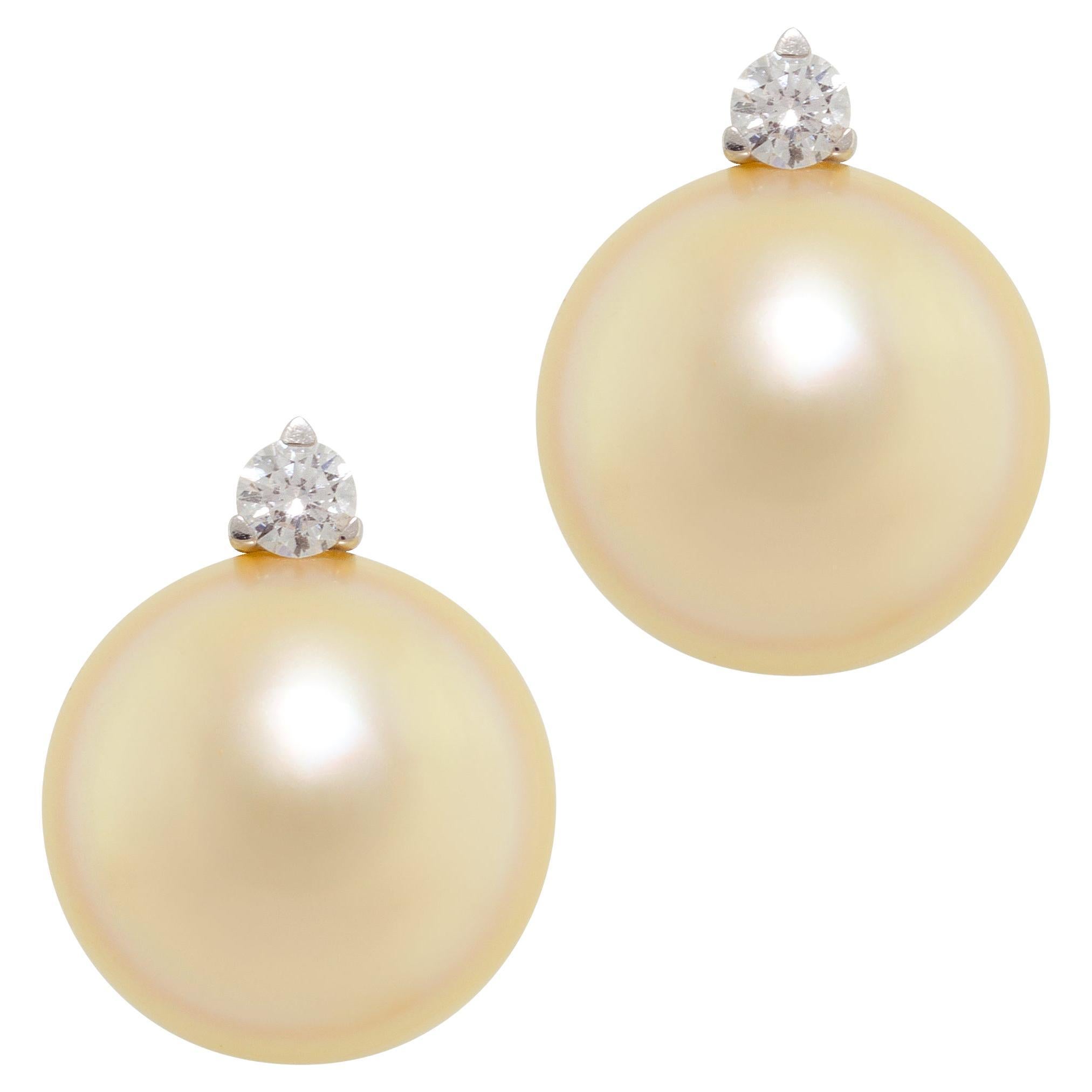 Pendientes de clip con diamantes y perlas doradas Diseño de Ella Gafter
