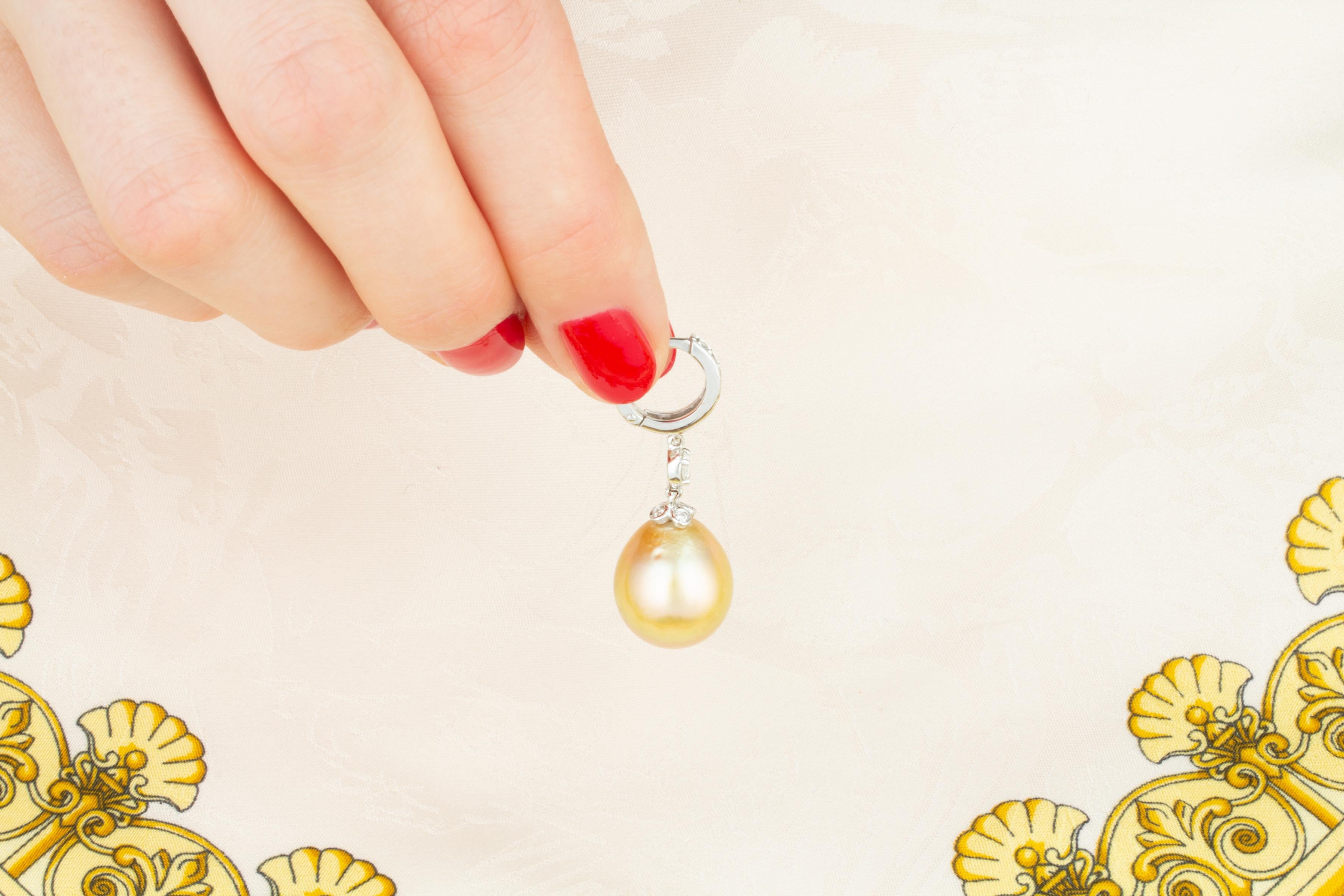 Ella Gafter - Boucles d'oreilles pendantes avec perles en or et diamants Neuf - En vente à New York, NY