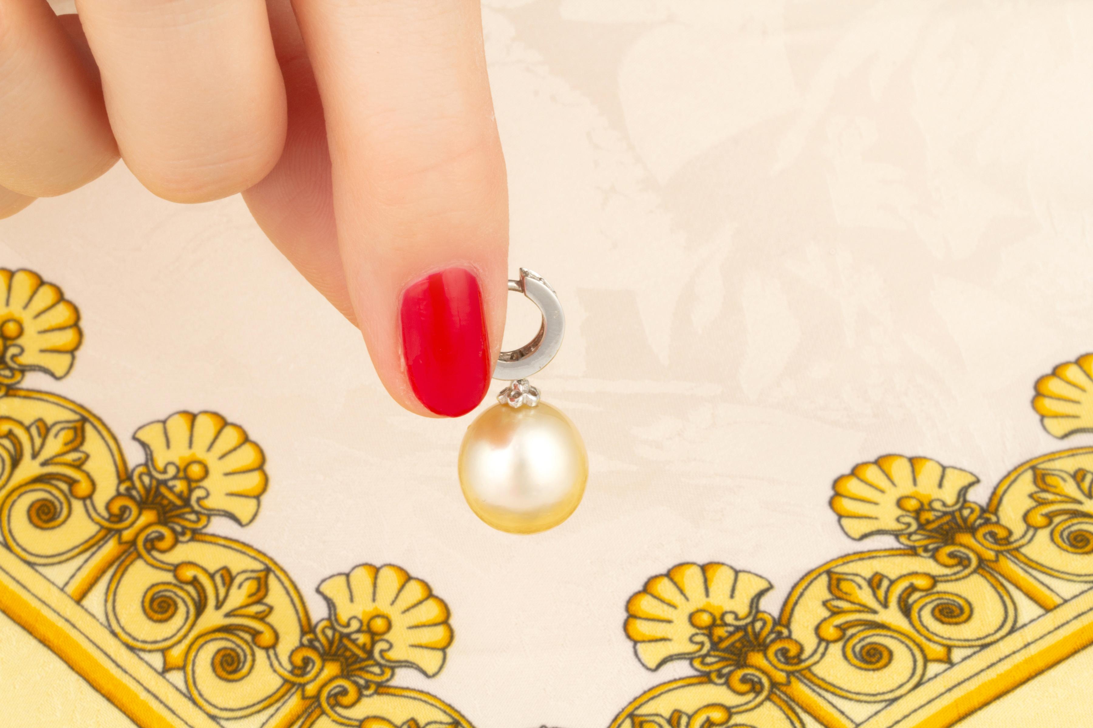 De las mujeres Pendientes de gota de perlas doradas y diamantes diseñados por Ella Gafter en venta
