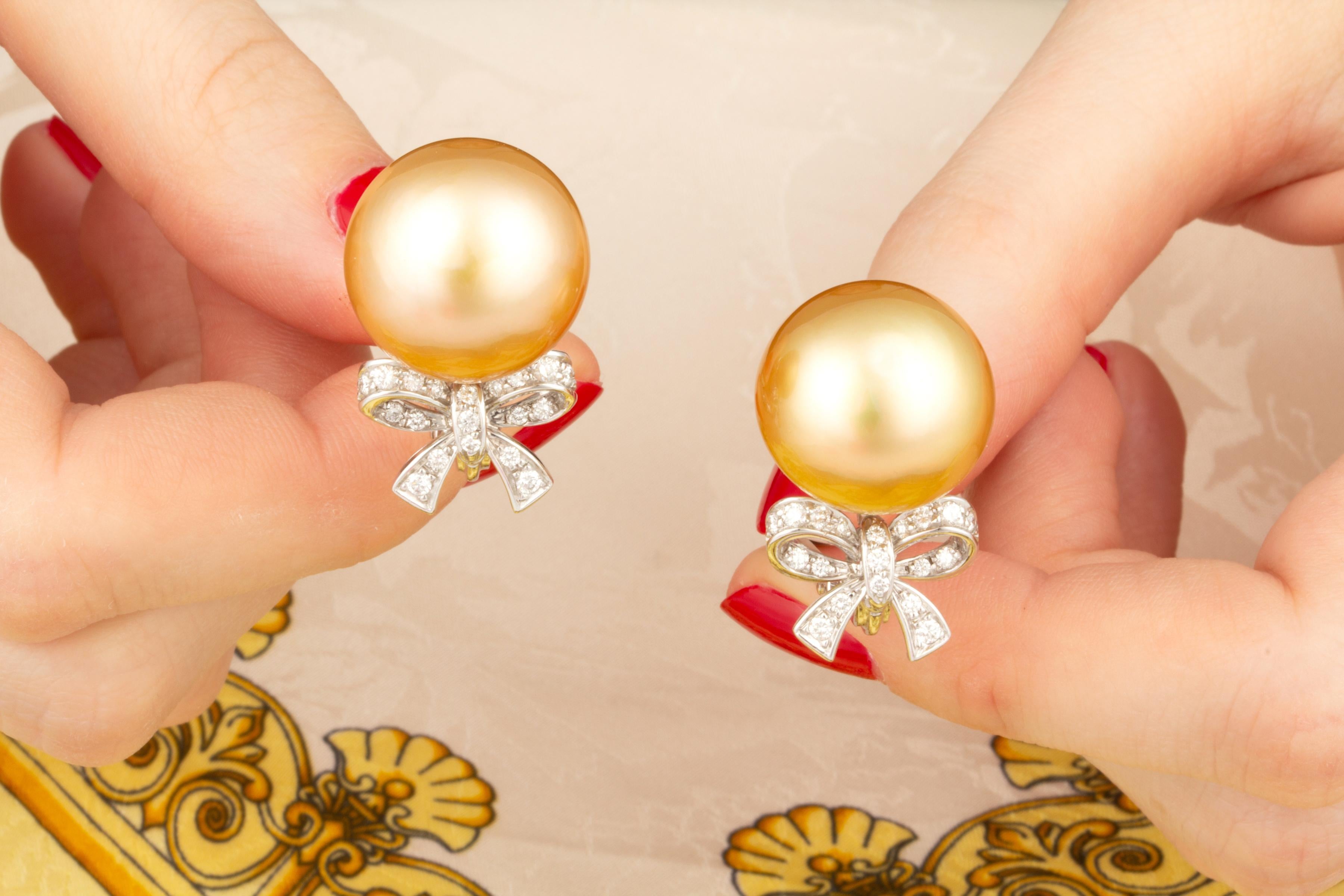 Goldene Südseeperle 17 mm Diamant-Ohrclips mit Schleife Design von Ella Gafter (Brillantschliff) im Angebot