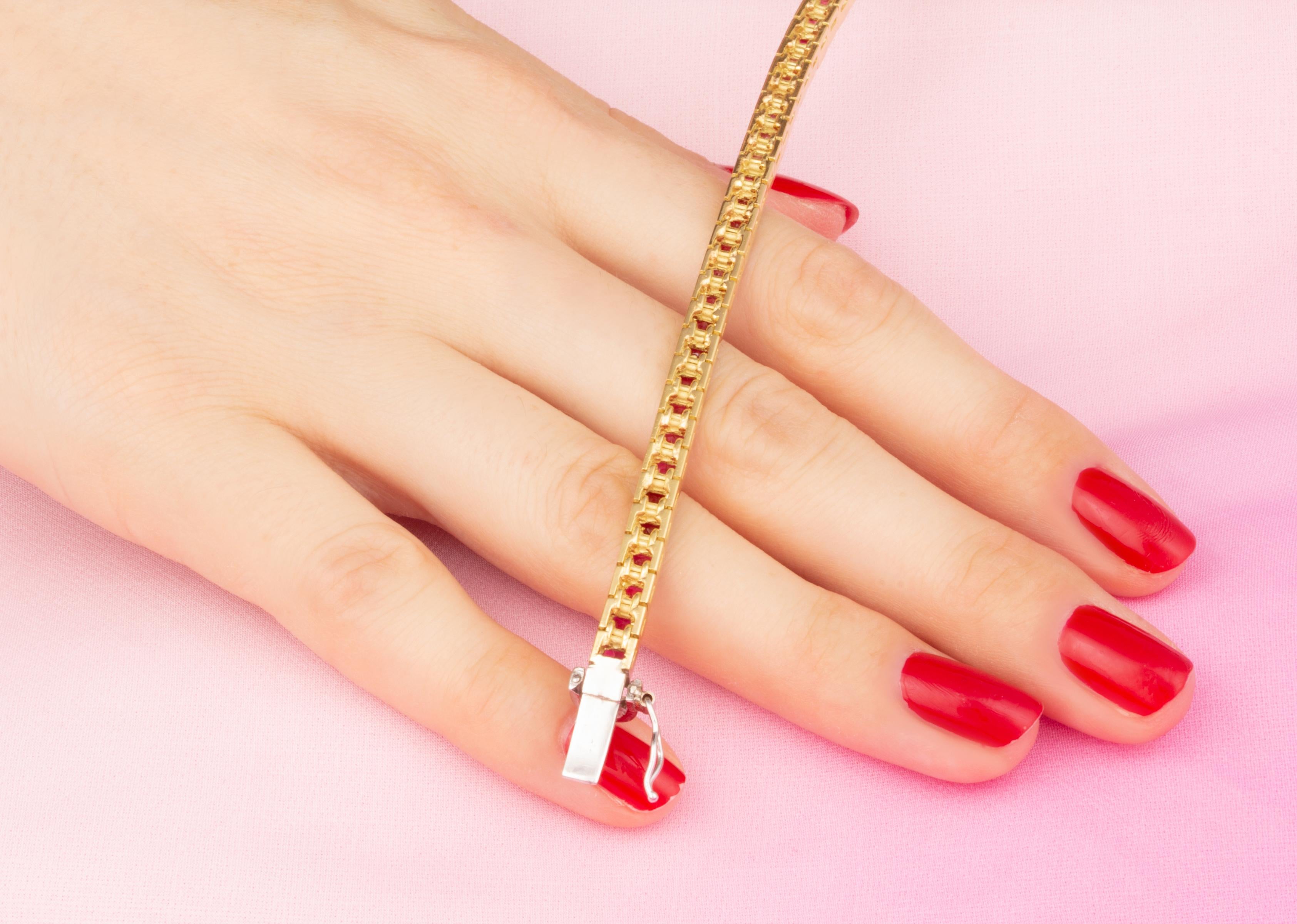 Ella Gafter Herzförmiges Rubin-Diamant-Armband in Farbe Linie (Herzschliff) im Angebot