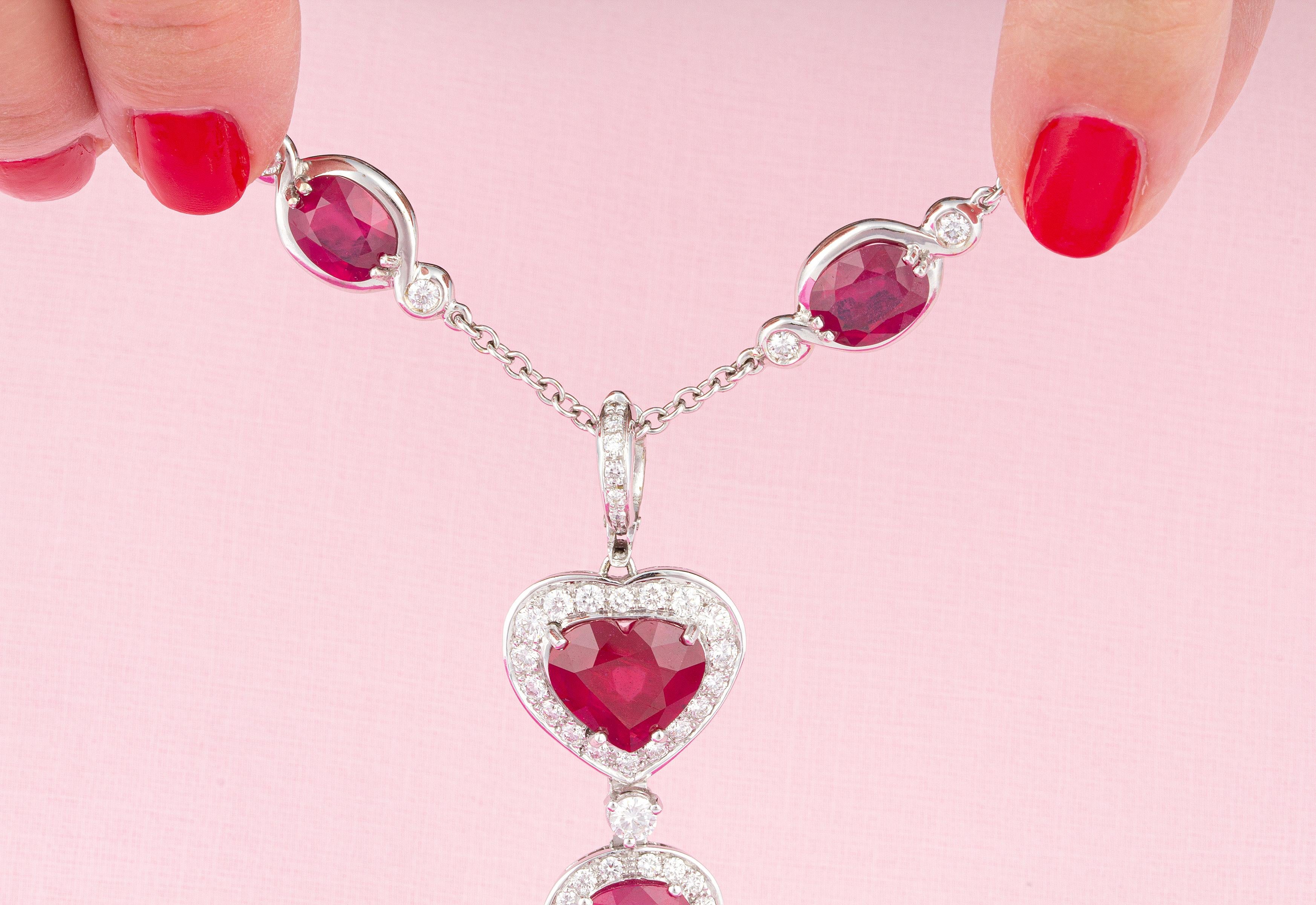 Collana con ciondolo di perle a forma di cuore con diamante e rubino da 18 mm, design di Ella Gafter In condizioni Nuovo in vendita a New York, NY