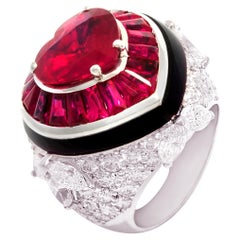 Anillo de cóctel de ónice con diamante y rubí en forma de corazón Diseño Deco de Ella Gafter