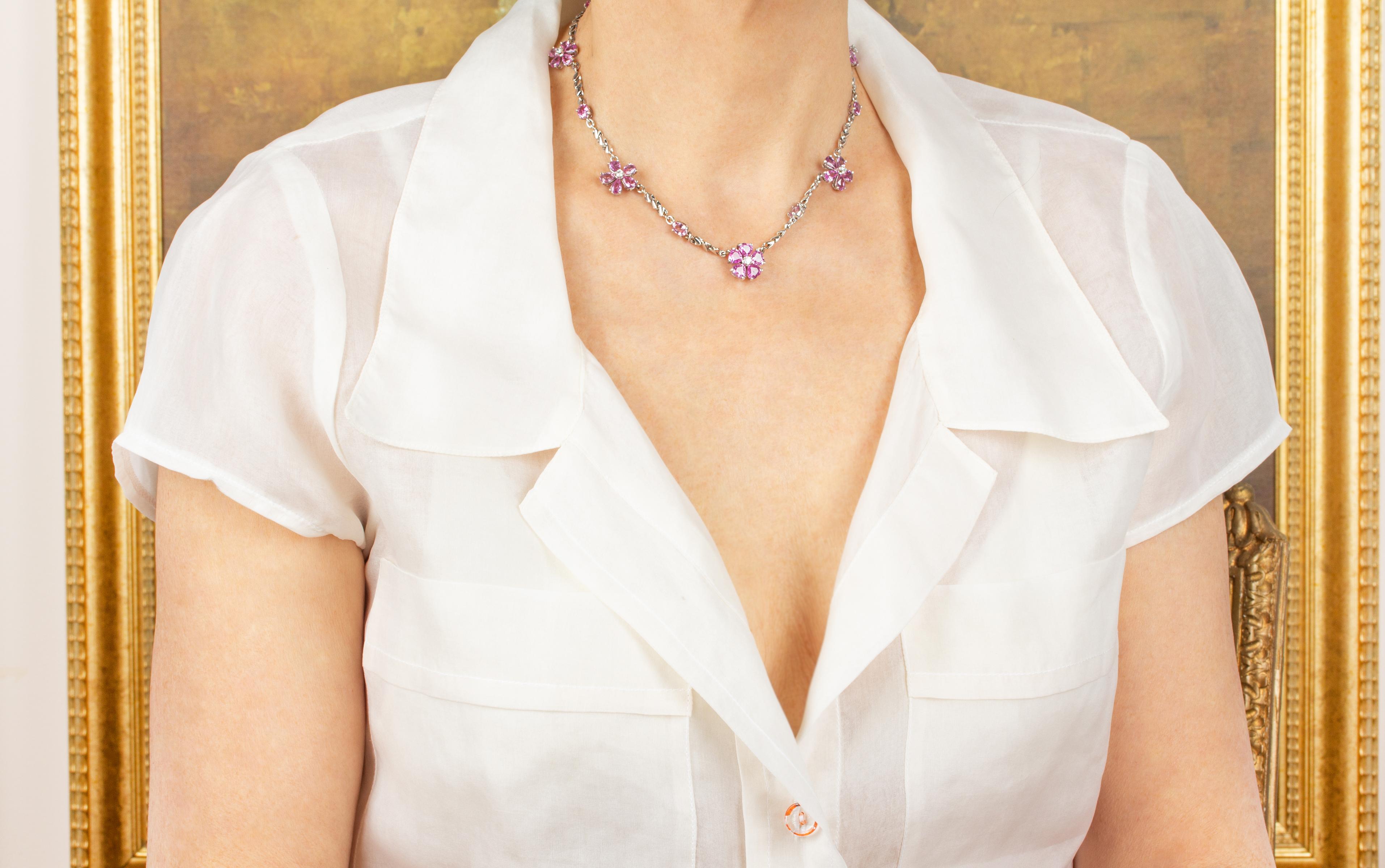 La collana di zaffiri rosa e diamanti presenta 5 fiori con zaffiri a goccia, ovali e a cuore di un bel colore cristallino per un peso totale di 16,90 carati. Il design è completato da 0.49 carati di diamanti rotondi di alta qualità (F/G-VVS).
La