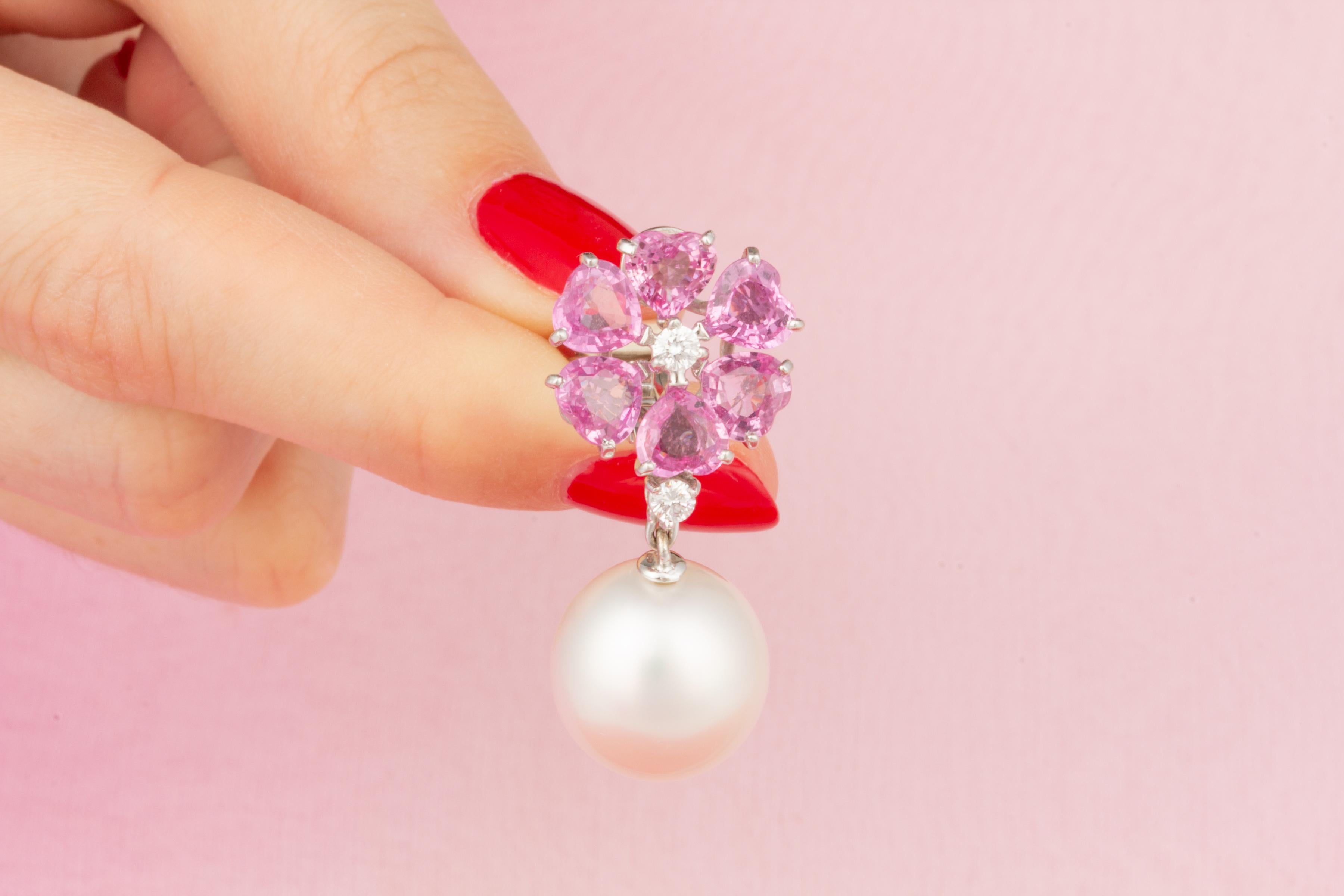 Boucles d'oreilles pendantes en forme de cœur avec saphir, perle des mers du Sud et diamant Design/One par Ella Gafter en vente 2