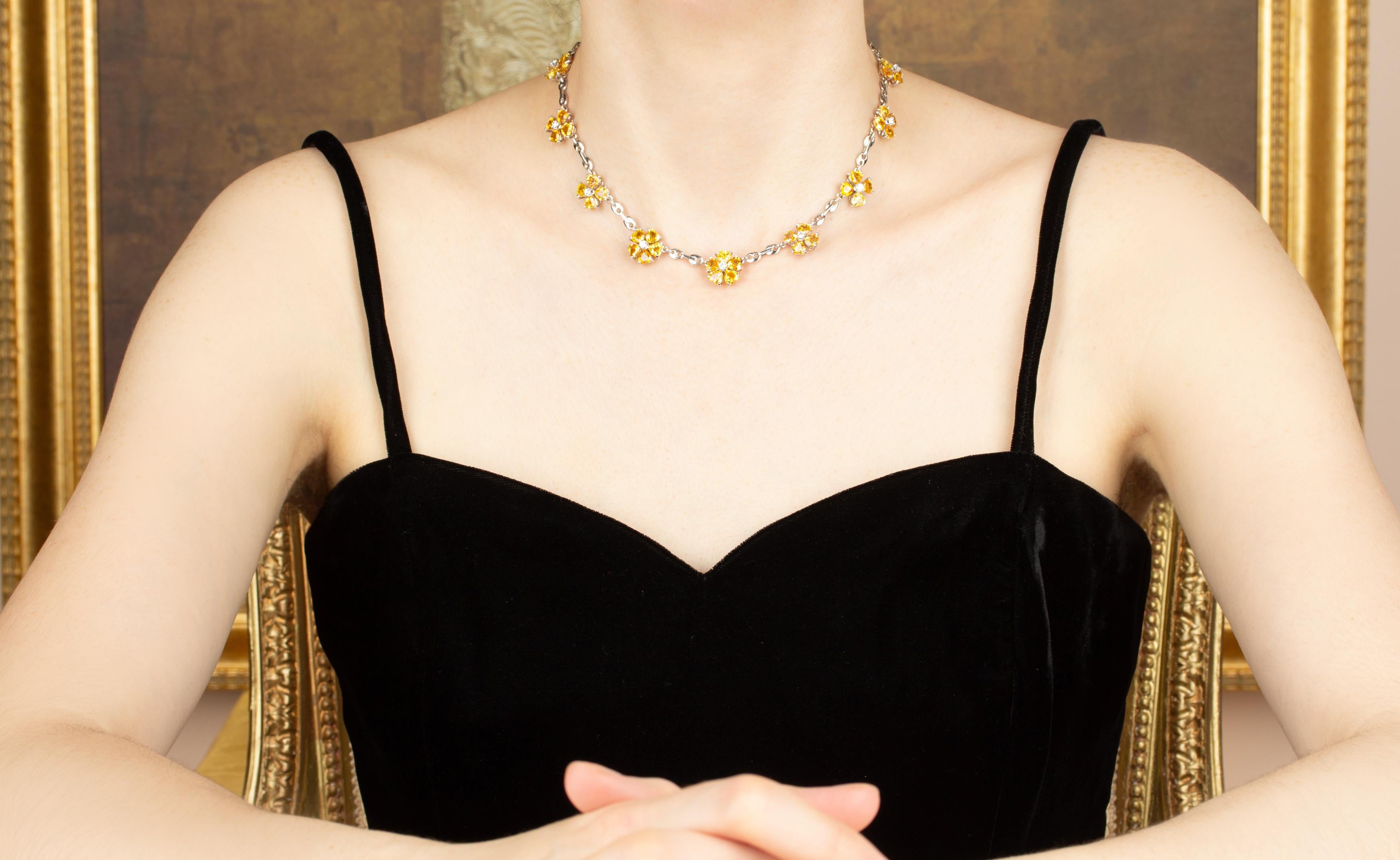 Le collier en saphir jaune comporte 10 fleurs serties de saphirs facettés en forme de cœur de couleur brillante pour un poids total de 14,10 carats. Le design est complété par 0,90 carats de diamants ronds de qualité supérieure (F/G-VVS).
Le collier