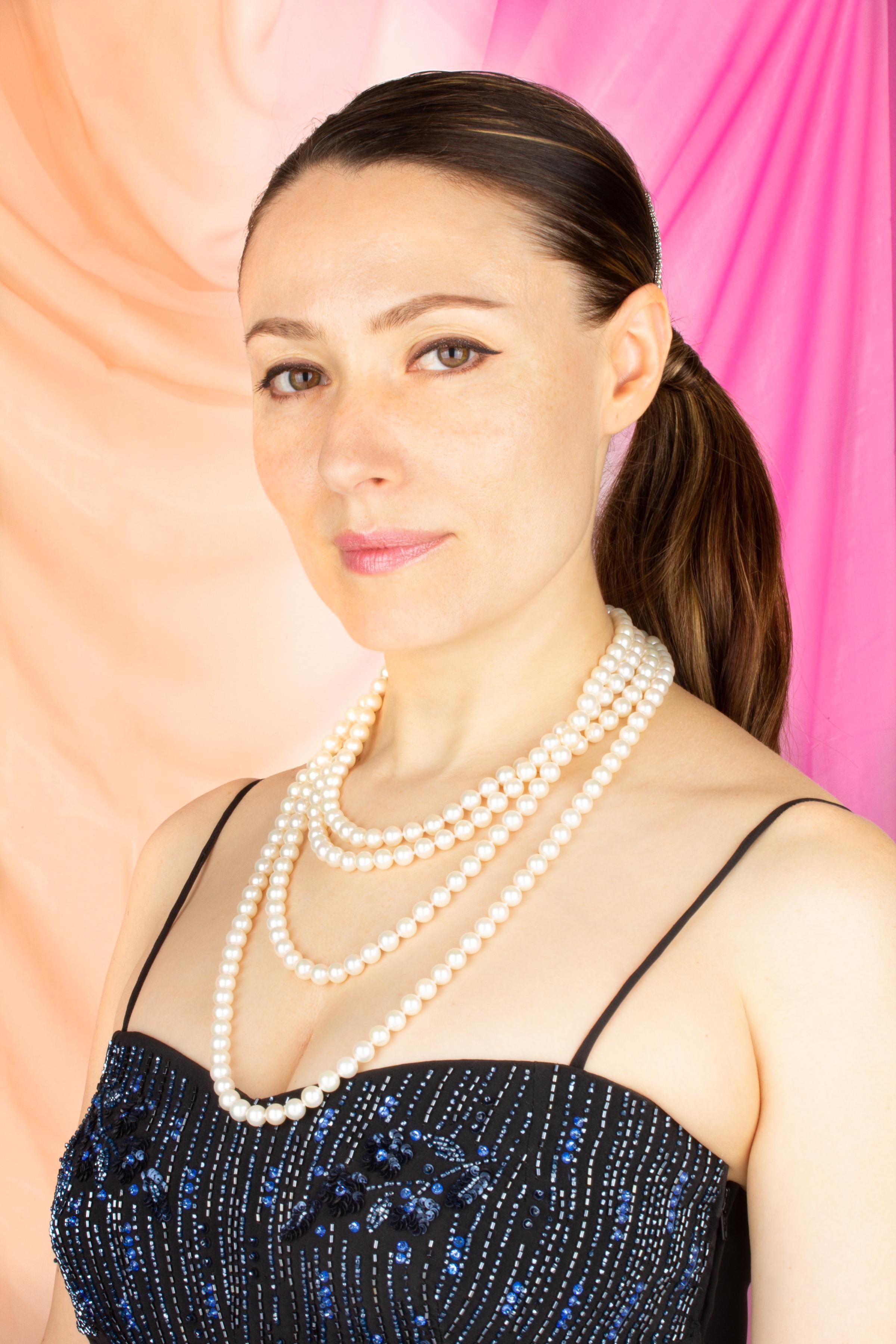 The 86” Japanese pearl necklace consists of 251 homogeneous round Japanese Akoya pearls (Pinctada Fucata) of 8mm diameter. The pearls display a lovely nacre, lustre, and iridescence. The necklace is held together by a handmade 18 carat white gold