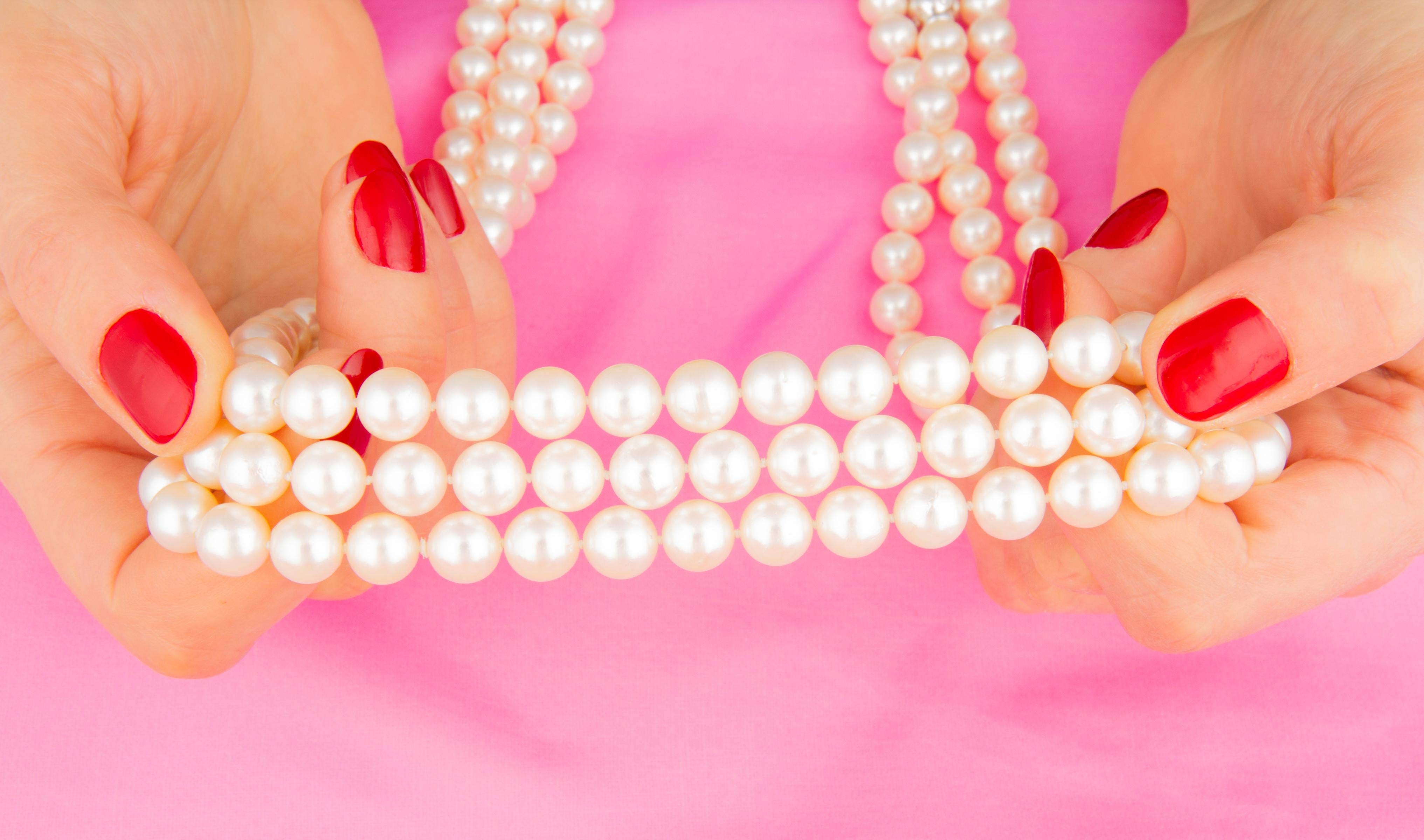 women's pearl necklaces