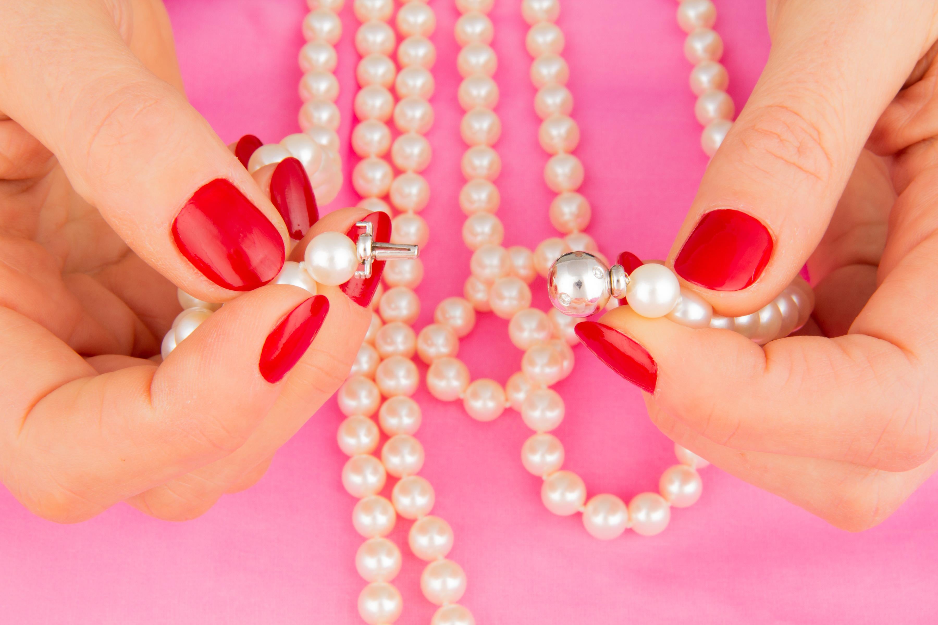Ella Gafter Lange Mehrreihige Japanische Akoya Perlenkette Damen im Angebot