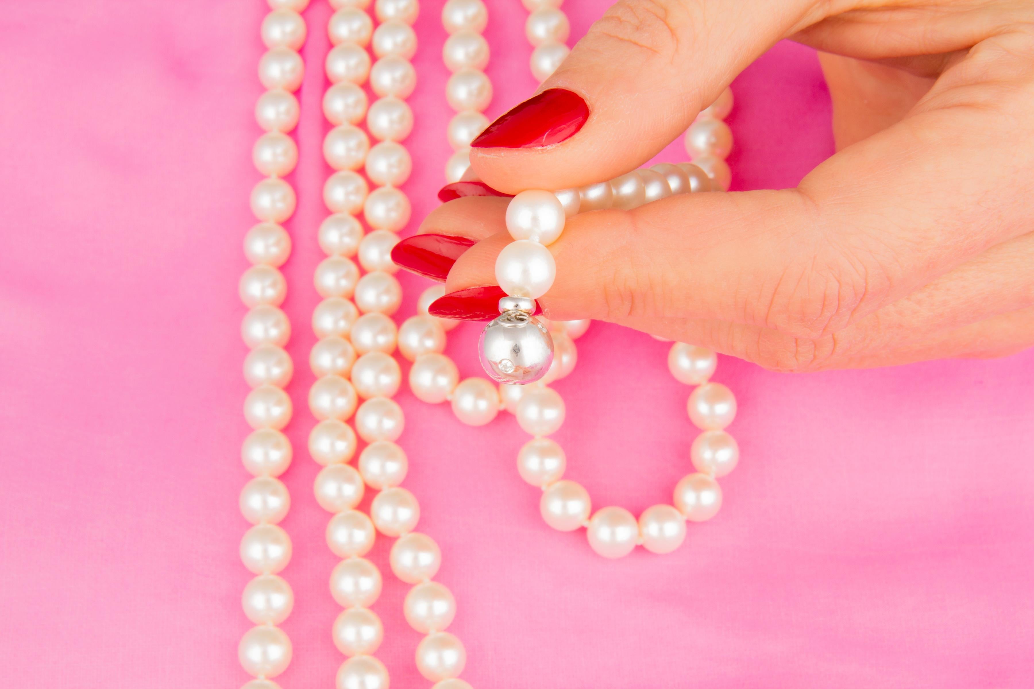Ella Gafter Lange Mehrreihige Japanische Akoya Perlenkette im Angebot 1