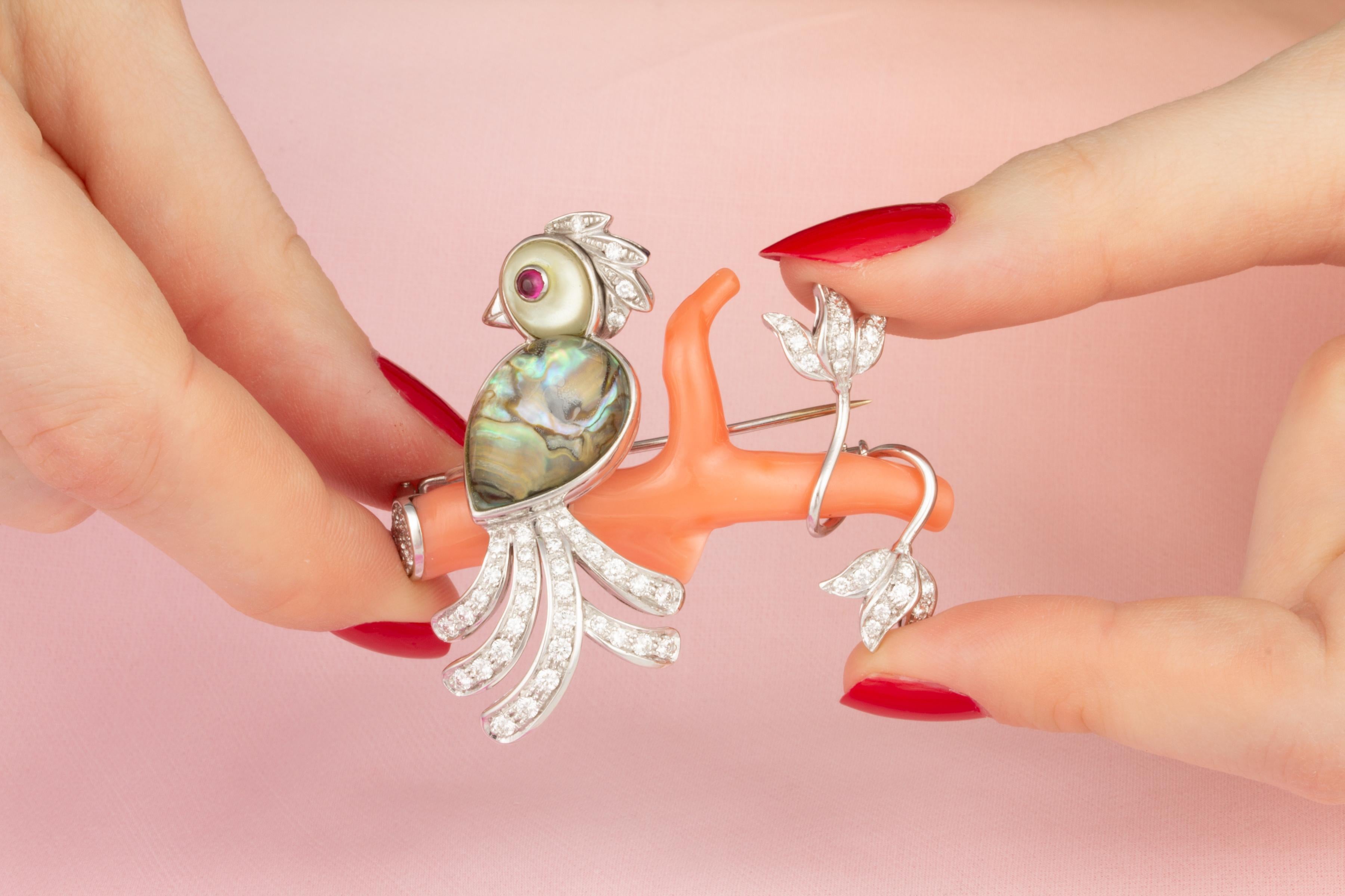 Alfiler Broche Pájaro Amoroso con Coral y Diamantes Diseño de Ella Gafter Corte redondo en venta