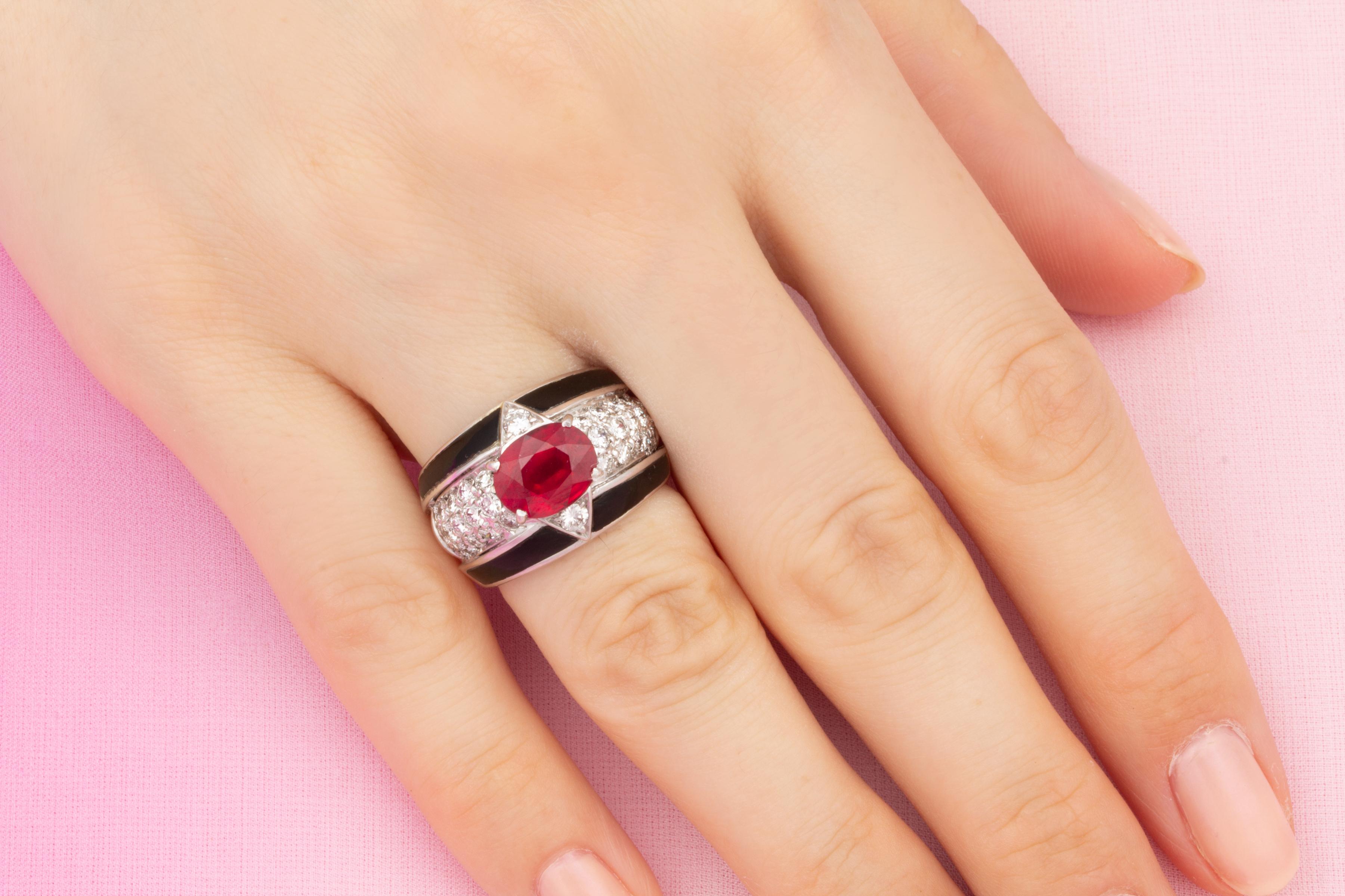 This ruby and diamond cocktail ring features a faceted oval-cut ruby (2.20 carats) in a design set with round diamonds en pavé. The 1.26 carats of diamonds are of top quality (color, clarity and cut). The design is complete with 2 rows of black