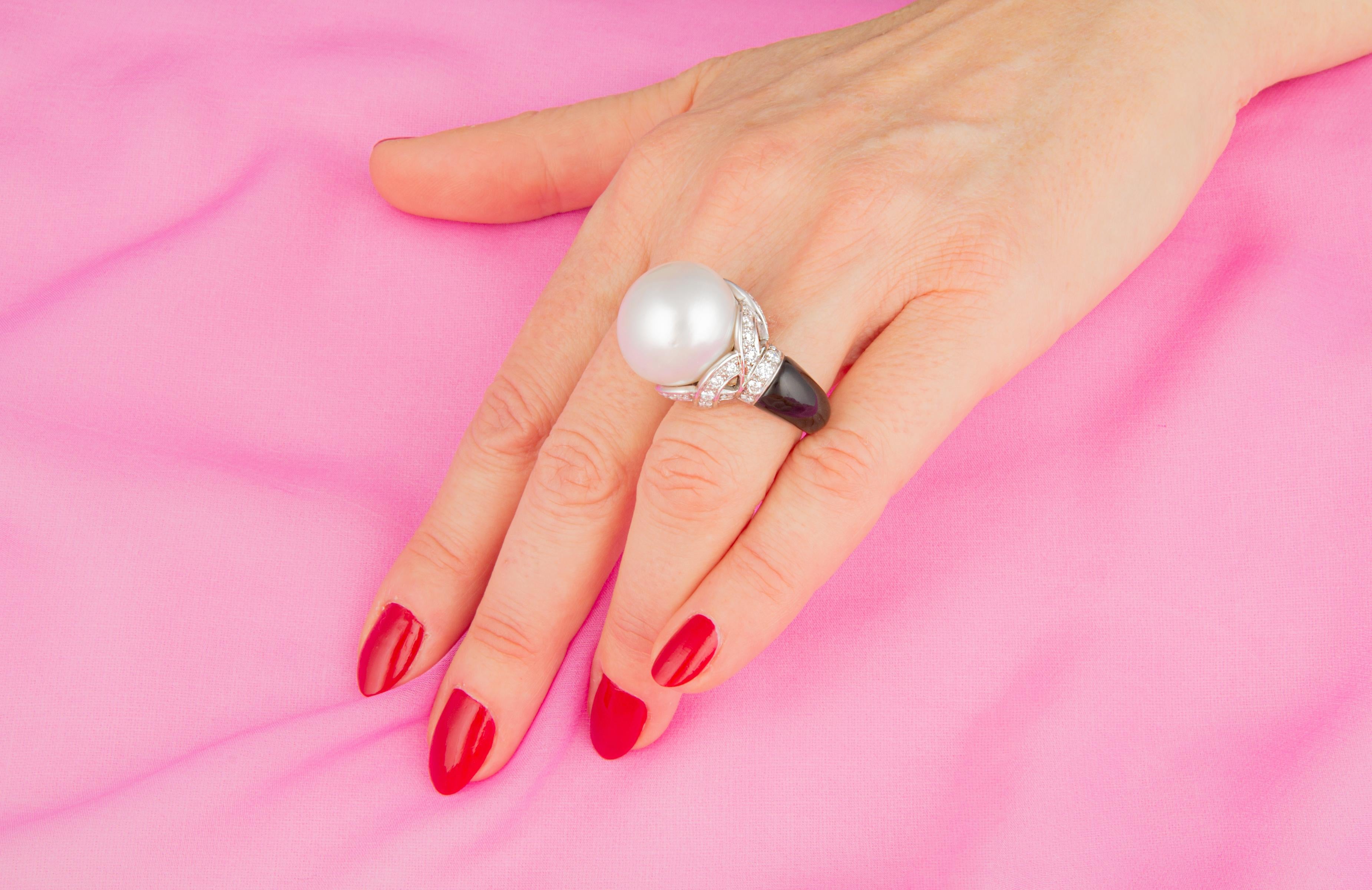 L'anello cocktail con perle dei Mari del Sud e diamanti presenta una perla australiana eccezionalmente grande e bella, della rara dimensione di 19,5 mm di diametro. La perla non è trattata. Il colore e la lucentezza naturali non sono stati alterati