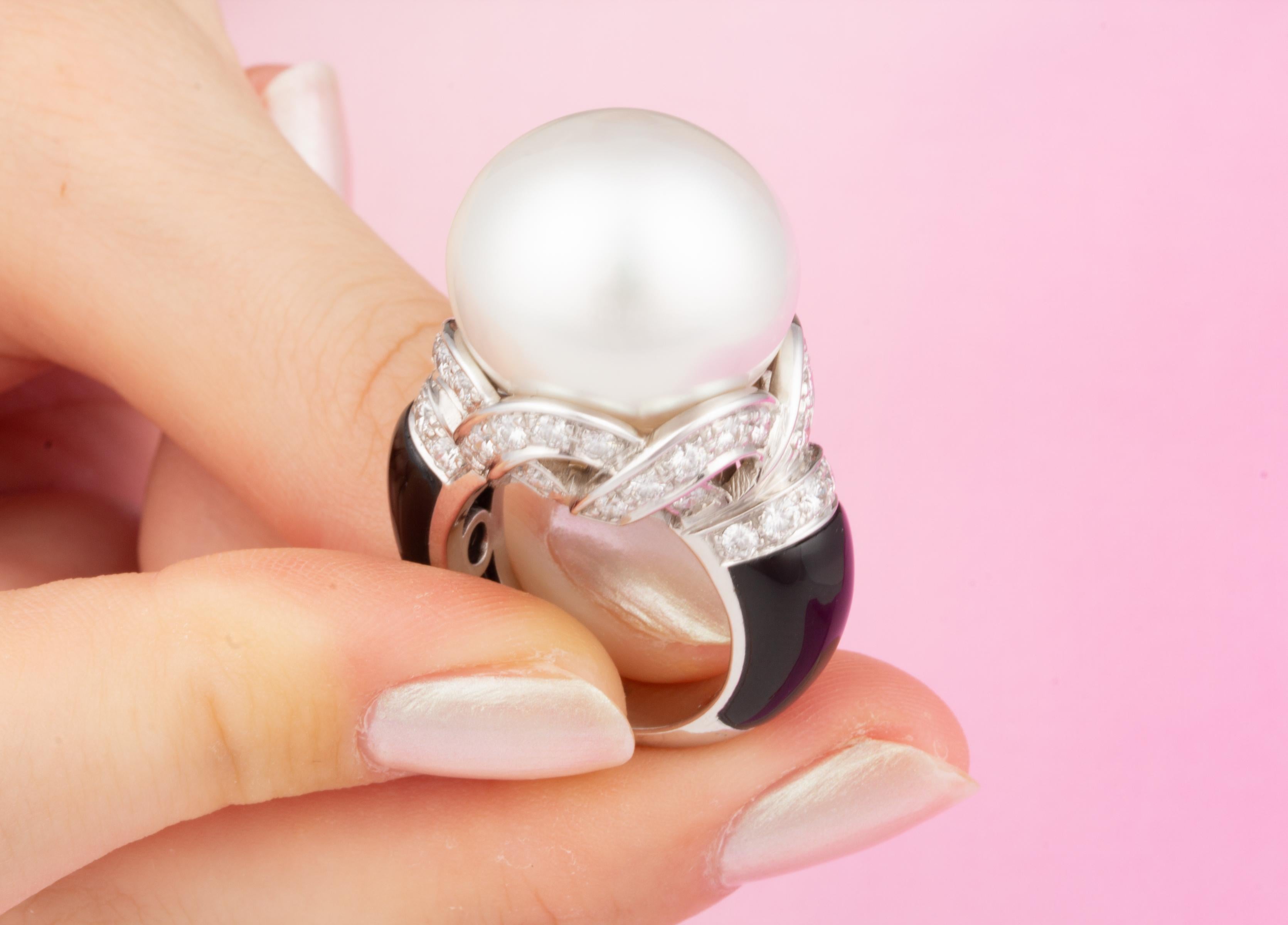 Anello da cocktail con perle dei mari del sud e onice e diamanti da 19,5 mm, design di Ella Gafter In condizioni Nuovo in vendita a New York, NY