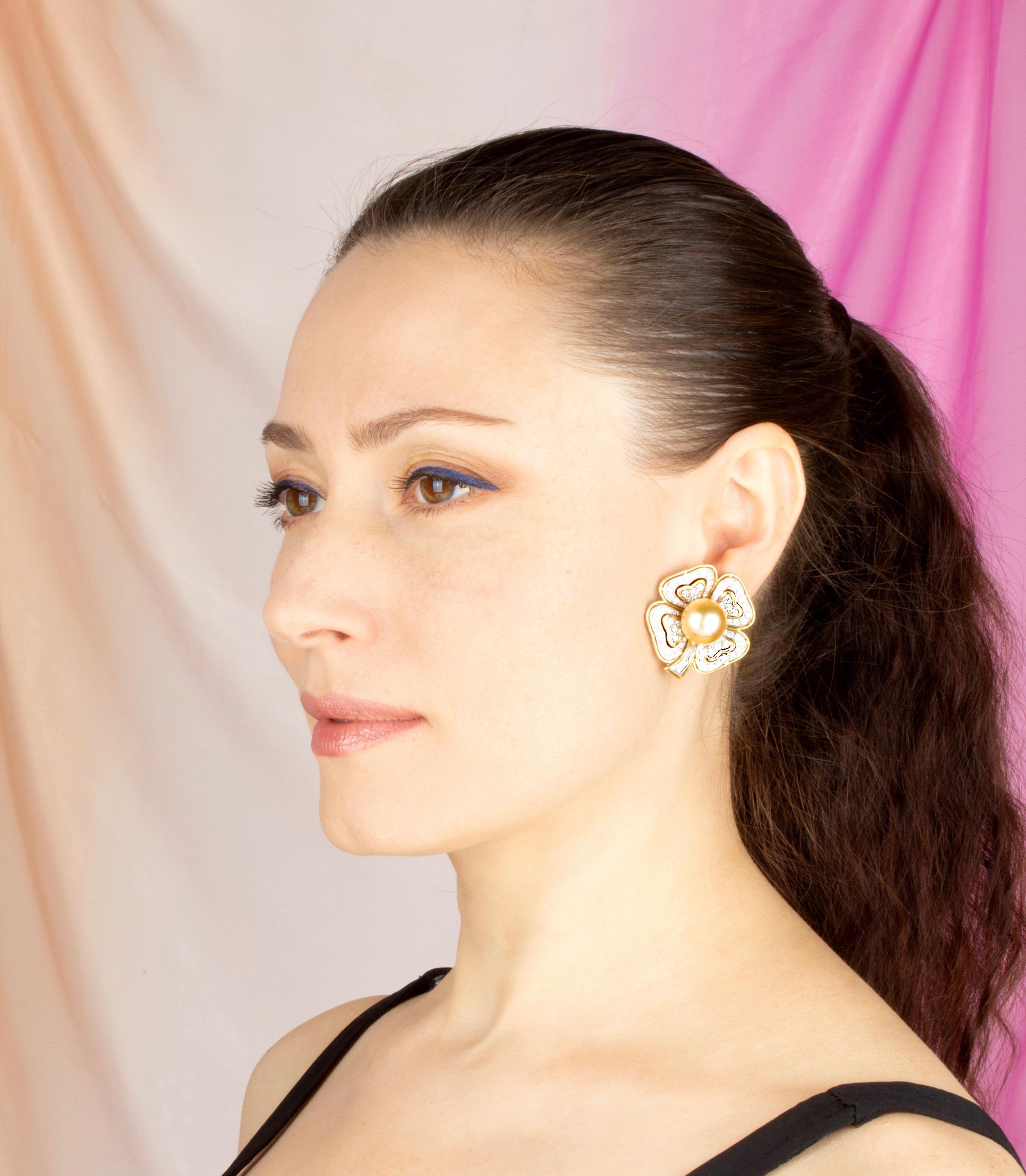 Dieses Paar Perlen- und Diamant-Ohrringe besteht aus zwei wunderschönen goldenen Perlen mit einem Durchmesser von 14,5 mm. Das umgebende blumenartige Design ist mit 4,89 Karat runden Diamanten besetzt. Der Stiel ist mit 0,90 Karat speziell