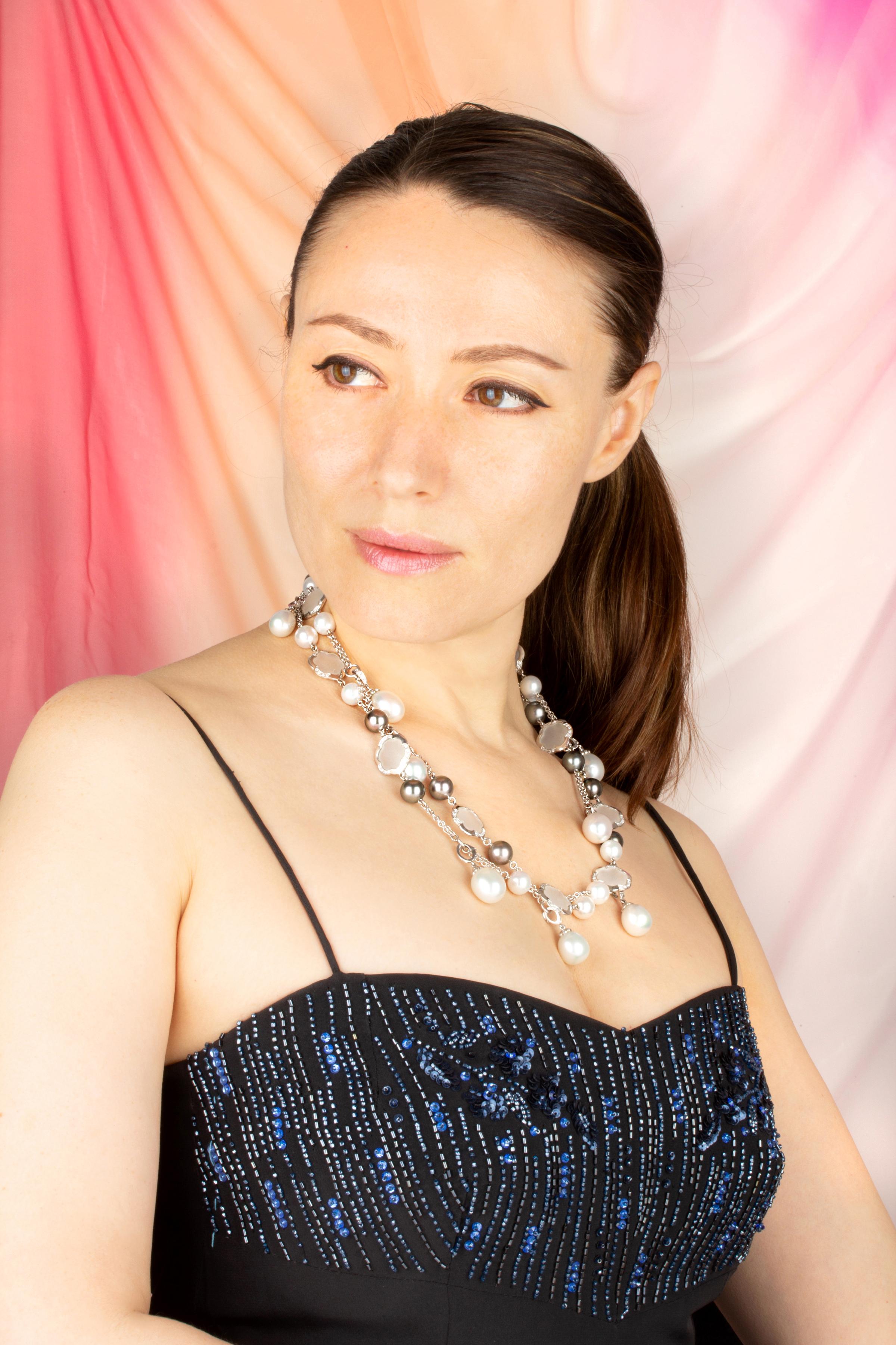 Die lange Halskette ist mit 10 Tahiti-Perlen und 12 japanischen Akoya-Perlen gestaltet. Goldblumen mit mattiertem Kristall und Diamanten sind in regelmäßigen Abständen entlang des Halsschmucks verteilt und verleihen dem Schmuckstück einen
