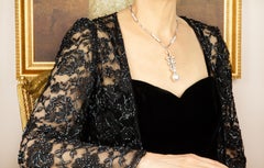 Halskette mit Schleifenanhänger mit Diamanten und 17 mm Perlendesign von Ella Gafter