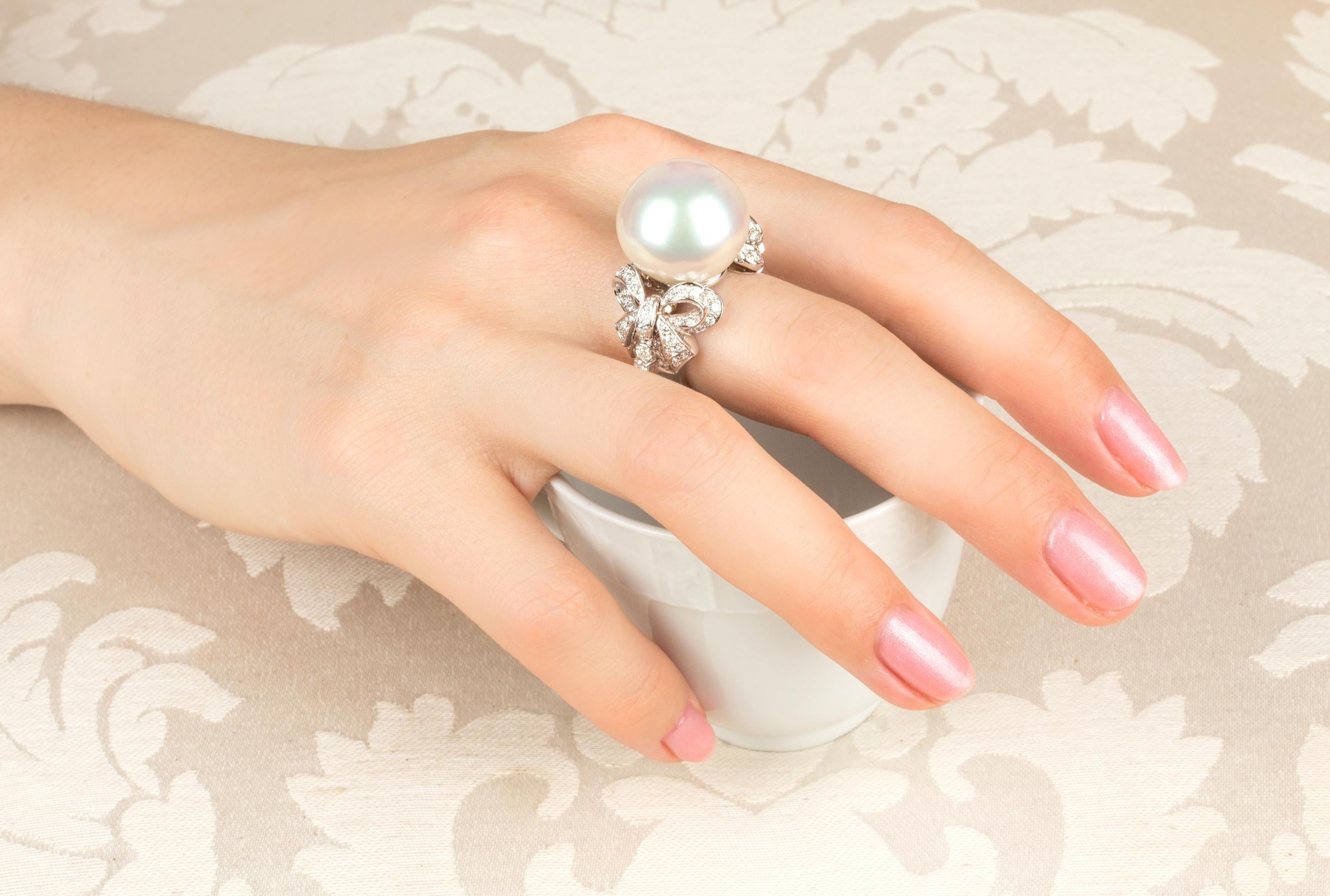 Artiste Bague à nœud en perles des mers du Sud et diamants Design/One par Ella Gafter en vente
