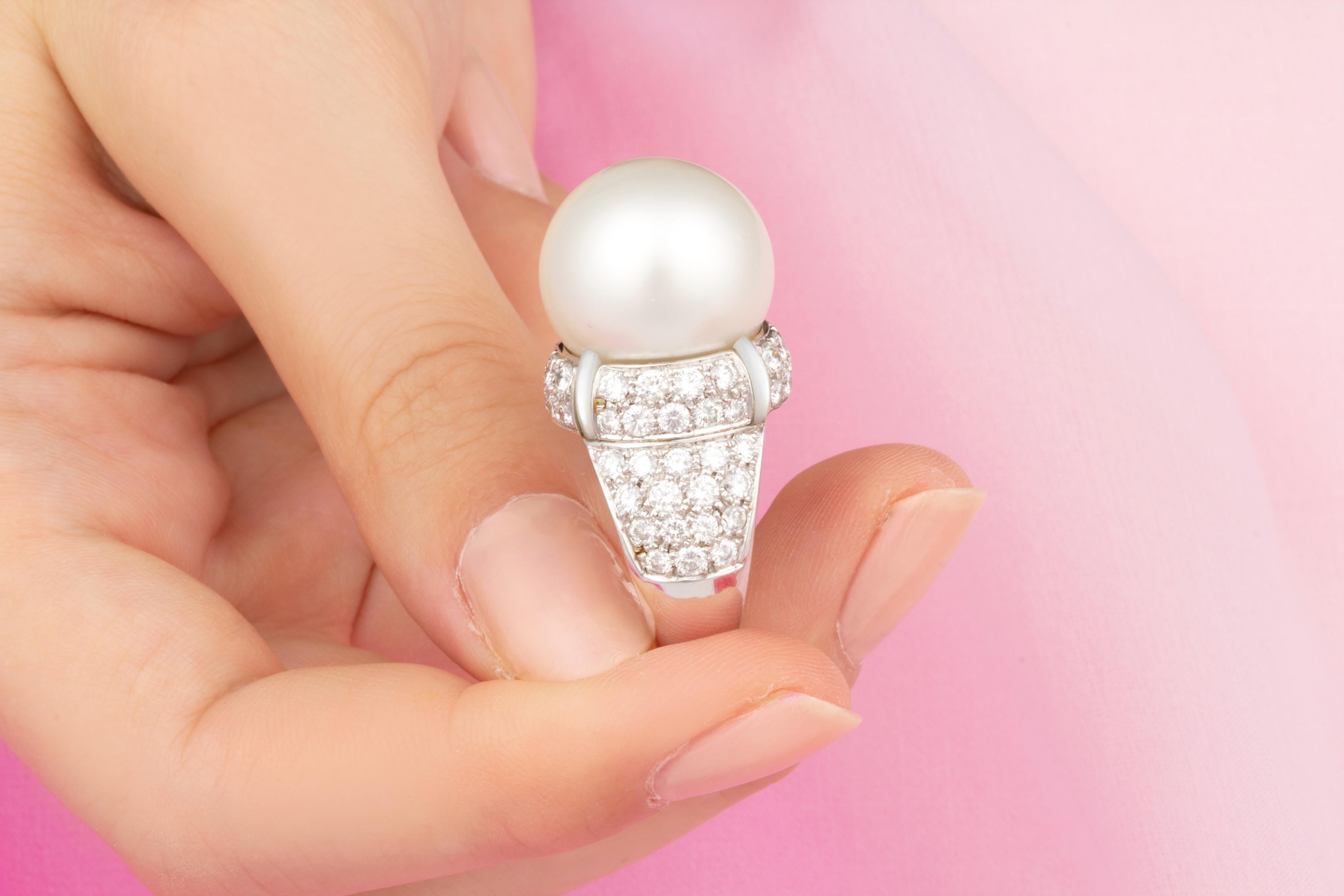 Anillo de cóctel de perlas del mar del Sur y diamantes Diseño de cúpula de Ella Gafter en venta 1