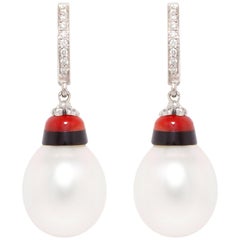 Boucles d'oreilles pendantes en perles des mers du Sud et diamants Corail Onyx Design/One Art Déco par Ella Gafter