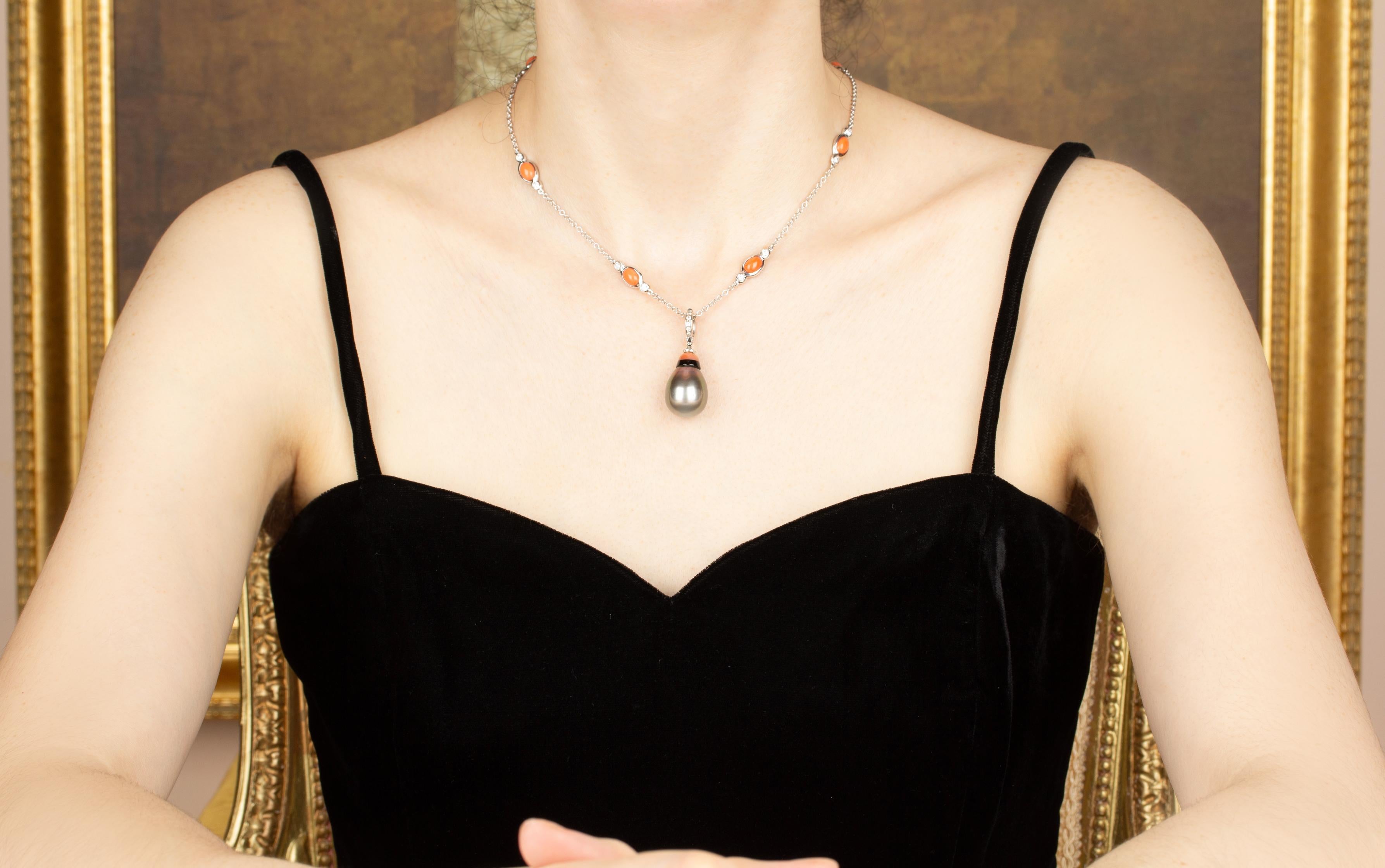 The pendant features a fine, sizable Tahitian Pearl of approximately 19mm x 15.5mm size. The pearl is untreated. It displays a splendid nacre and its natural color and luster have not been enhanced in any way.
The pearl is minimally concealed in a