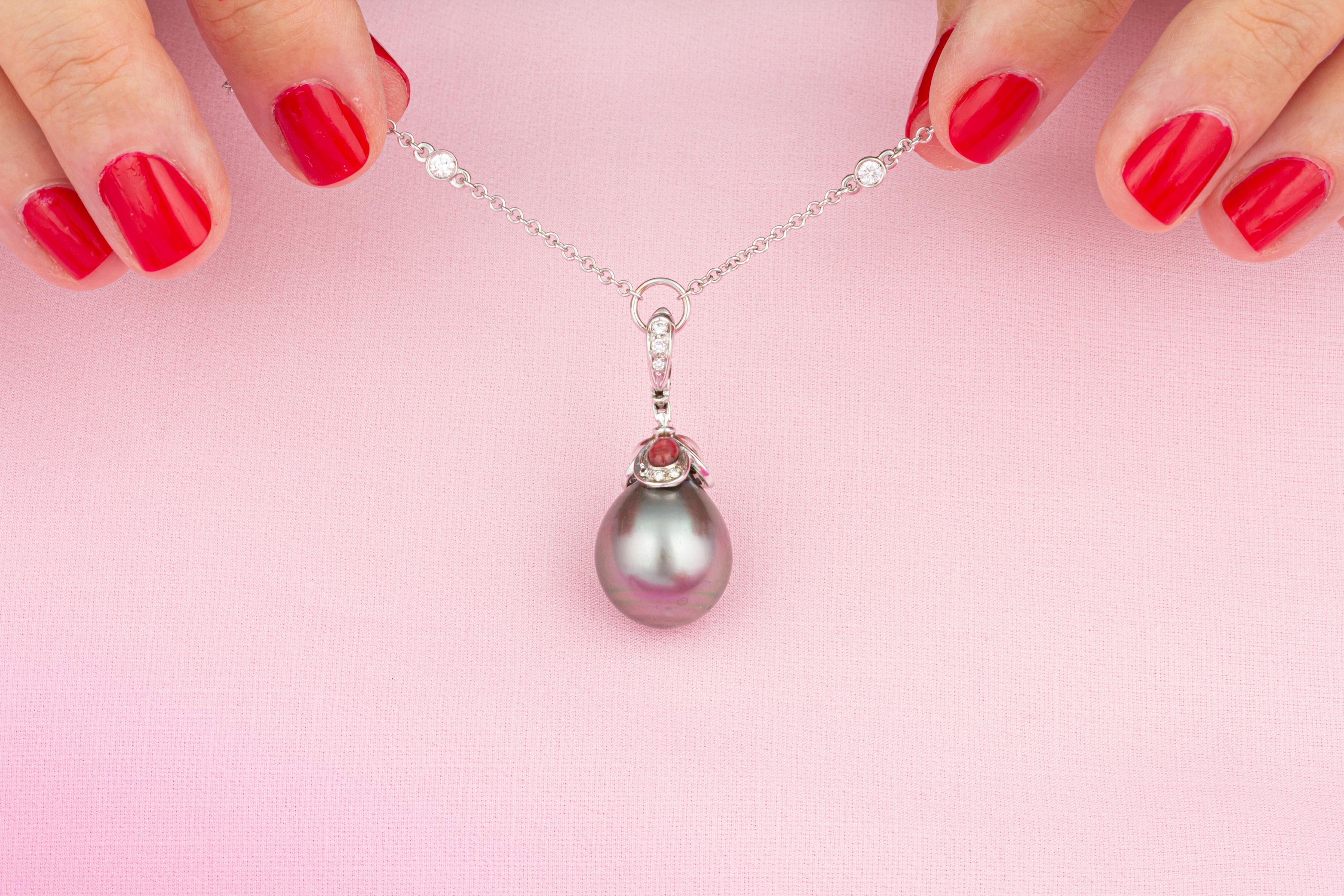 Round Cut Ella Gafter Pearl Diamond Pendant Necklace For Sale