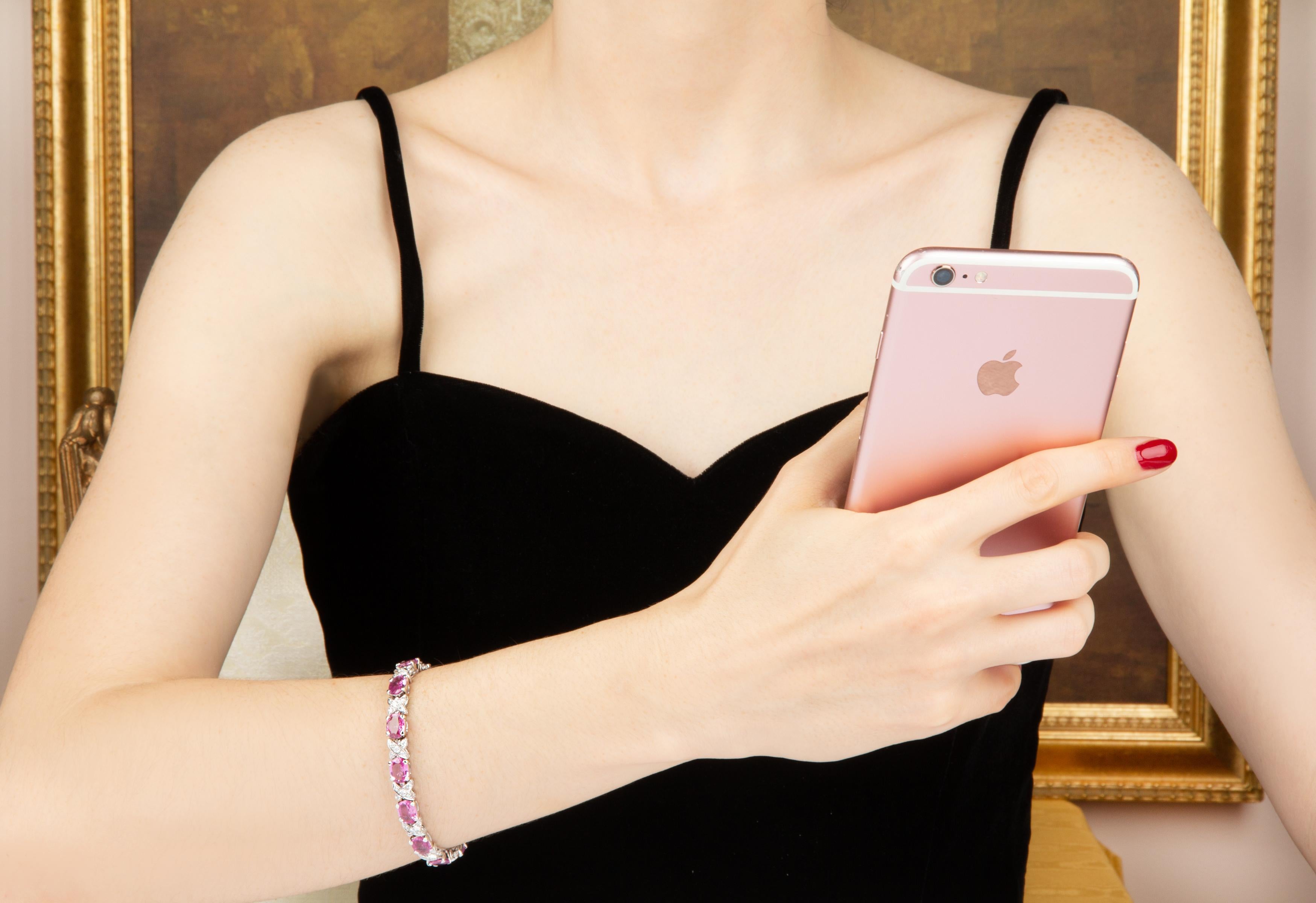 Das rosafarbene Saphirarmband besteht aus oval geschliffenen, facettierten Saphiren in brillanten Farbtönen mit einem Gesamtgewicht von etwa 16 Karat. Das Design ist mit 2,20 Karat Diamanten von höchster Qualität (F-G/VVS) besetzt.
Das Armband wurde