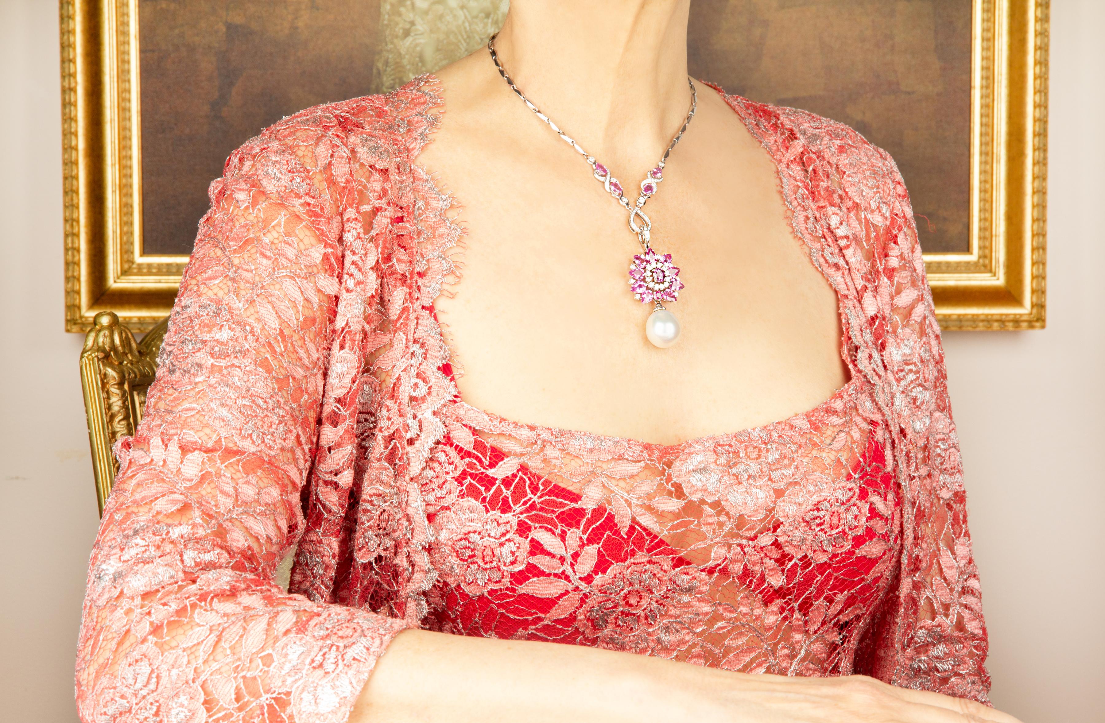 Ella Gafter Saphir rose Diamant Perle  Collier à pendentifs en vente 6