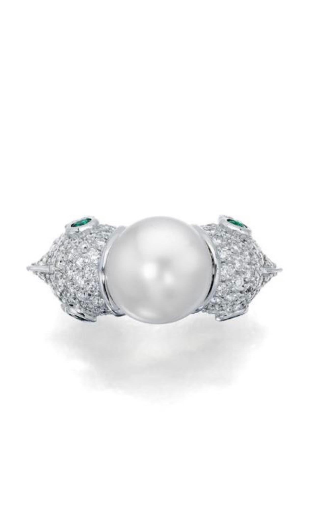 Ella Gafter Pisces Diamond Pearl Emerald Zodiac Ring in 18K Ring In Excellent Condition For Sale In New York, NY