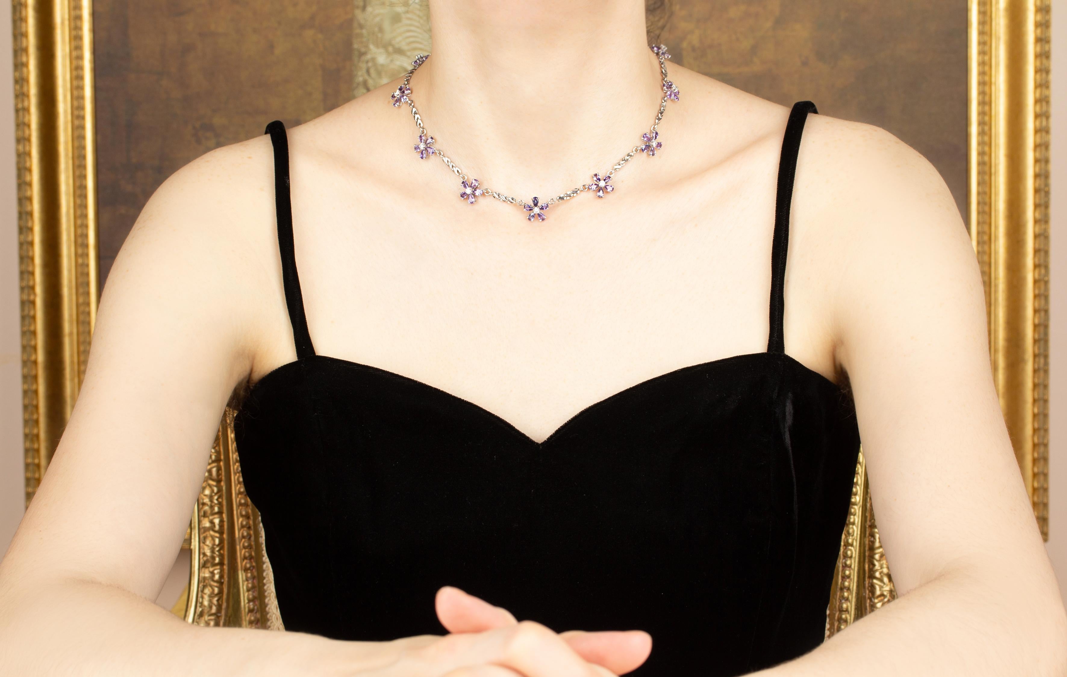 Le collier de saphirs violets comporte 10 fleurs serties de saphirs facettés en forme de goutte de couleur brillante pour un poids total de 13,30 carats. Le design est complété par 0,90 carats de diamants ronds de qualité supérieure (F/G-VVS).
Le