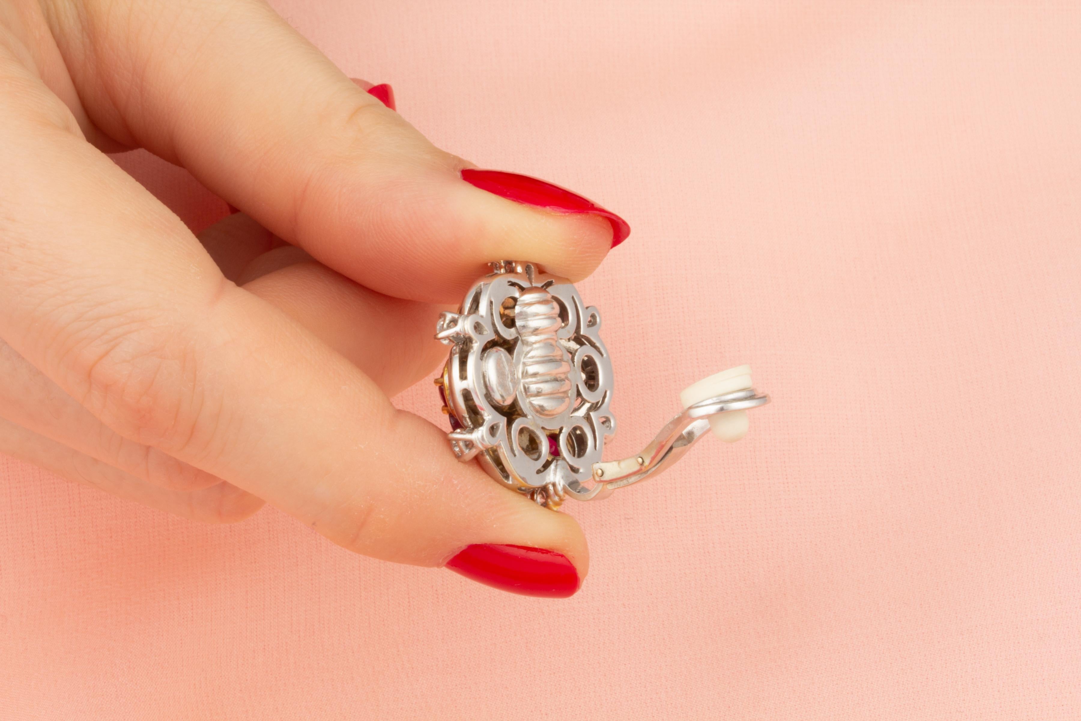 Orecchini a clip con diamanti di rubino en Tremblant Flower Design di Ella Gafter in vendita 1