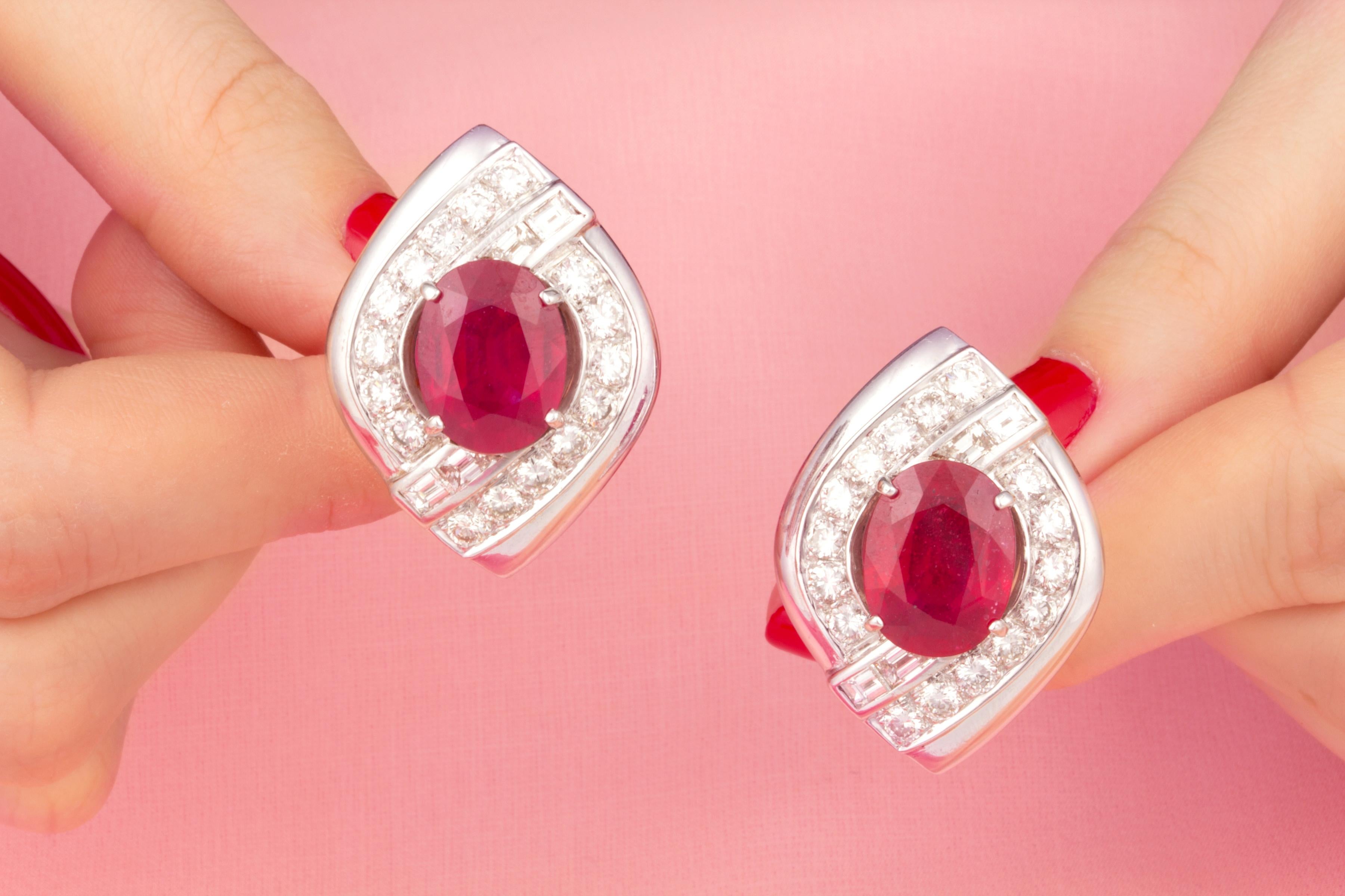 Taglio ovale Orecchini a clip con rubini e diamanti Design/One di Ella Gafter in vendita