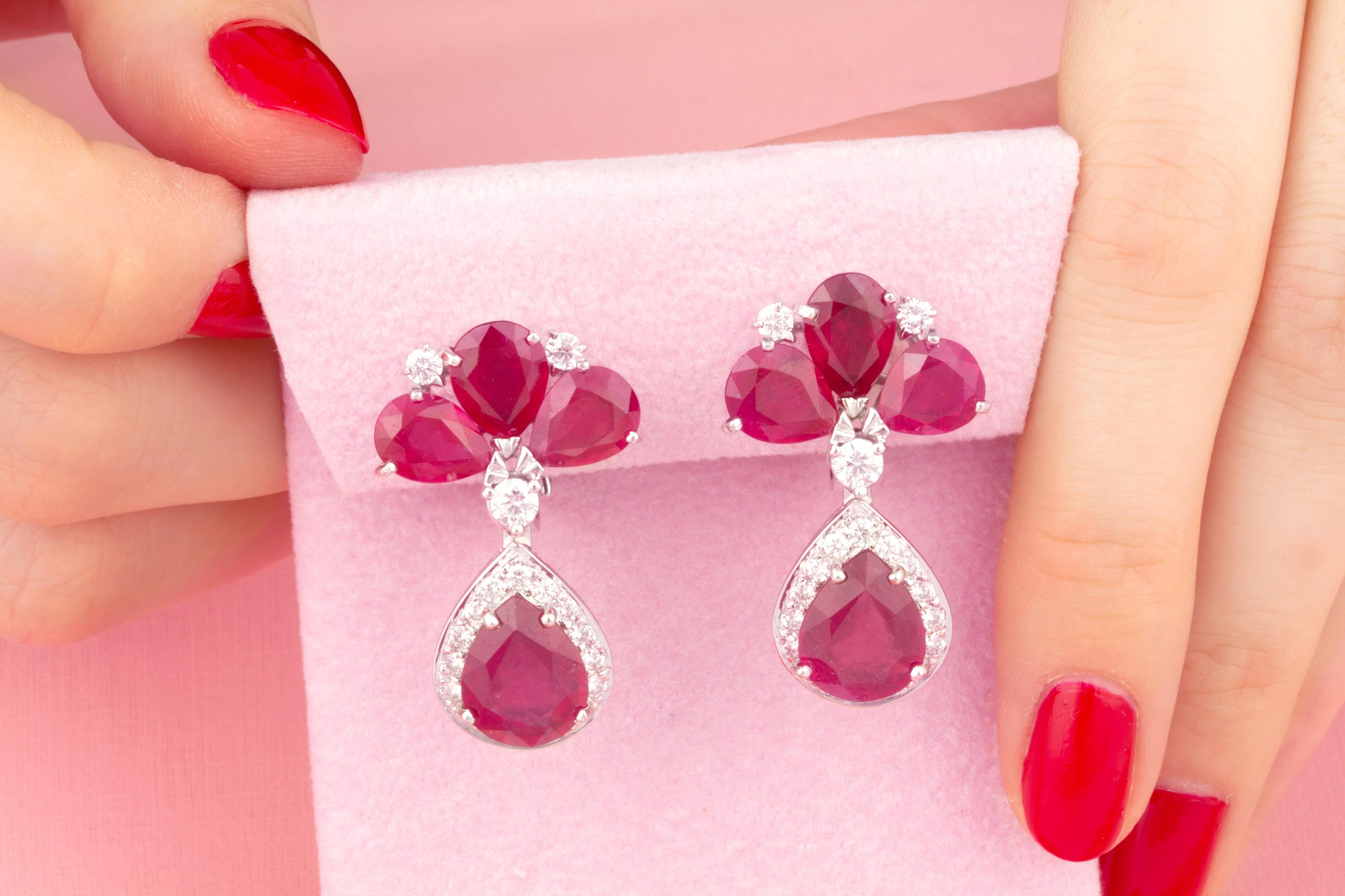 Pendientes de gota de rubí y diamante diseñados por Ella Gafter Corte pera en venta