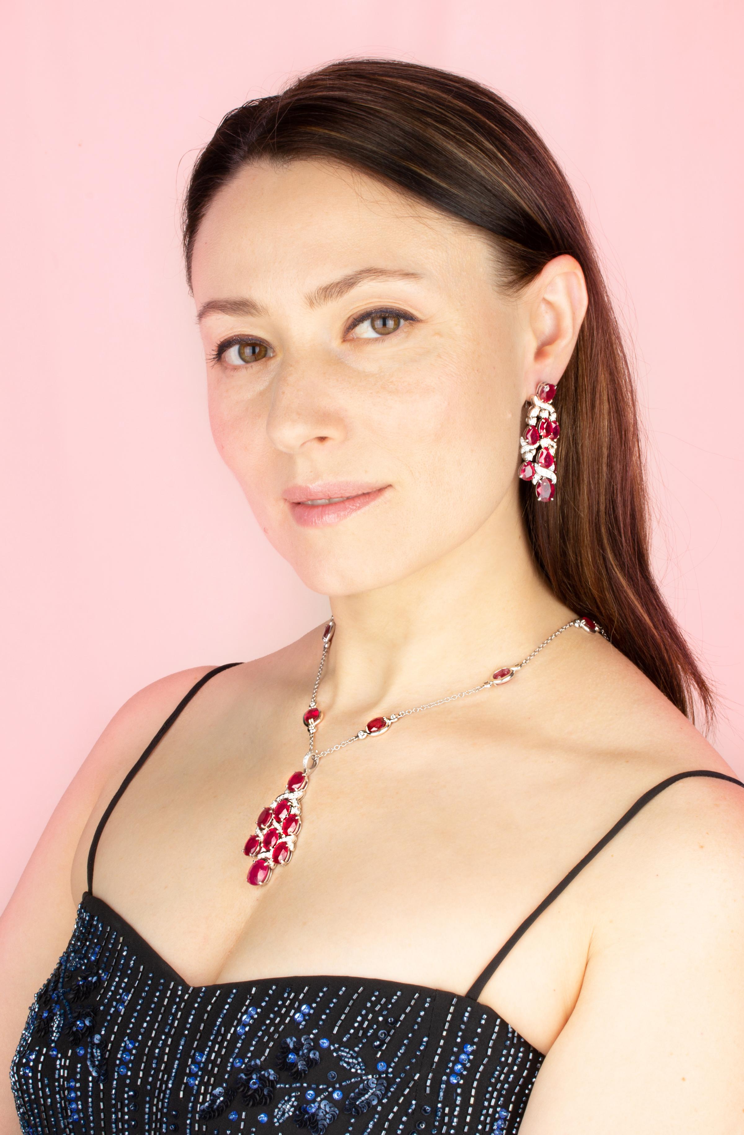 The chandelier ruby and diamond necklace and earrings set is constituted by faceted heated rubies of homogeneously brilliant quality, especially cut from larger Mozambique rough to obtain the sizes as necessary for the design. The total weight of