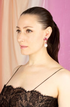 Orecchini a goccia con diamante e rubino e perle dei mari del sud Design/One di Ella Gafter