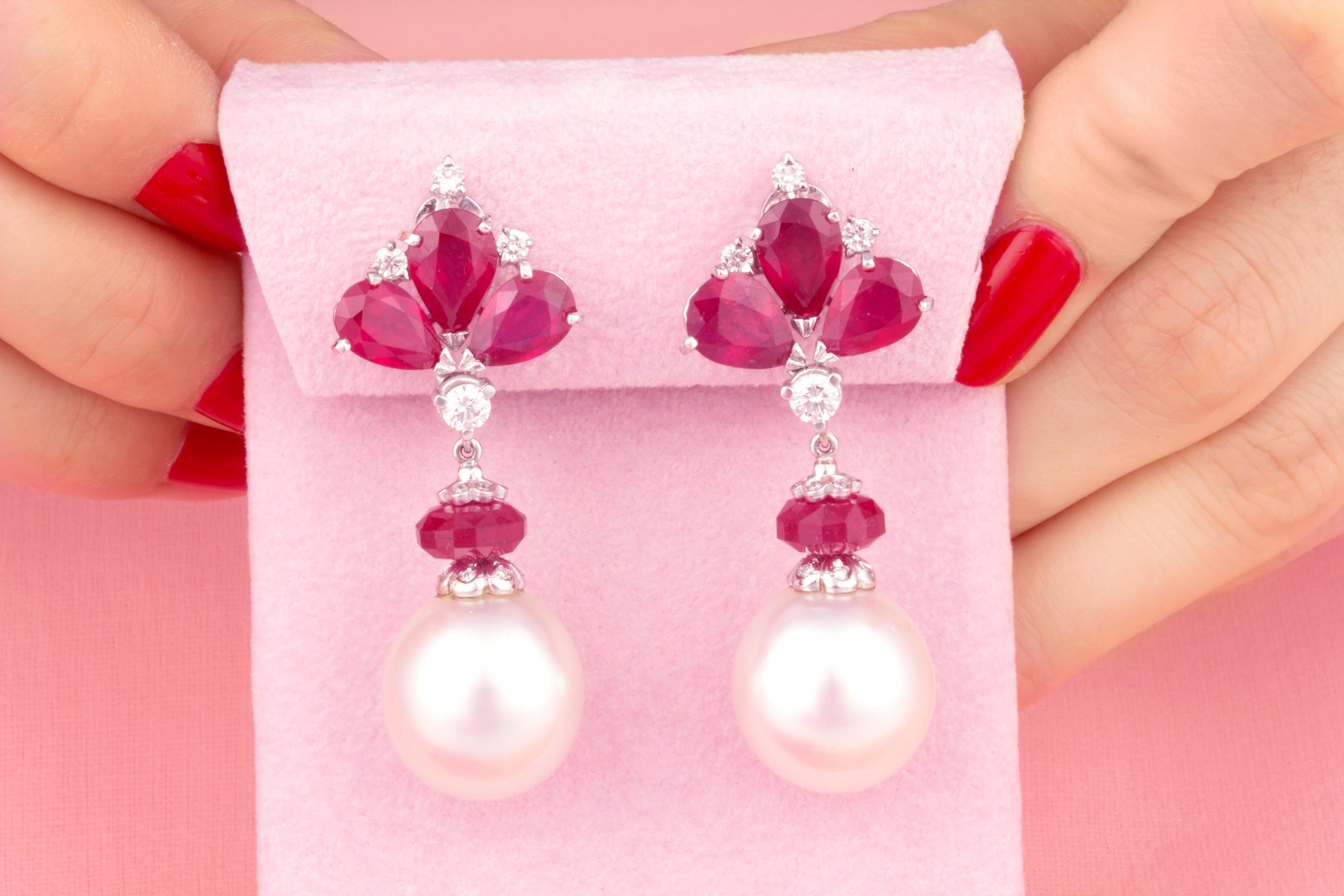 Taglio brillante Orecchini a goccia con diamante e rubino e perle dei mari del sud Design/One di Ella Gafter in vendita
