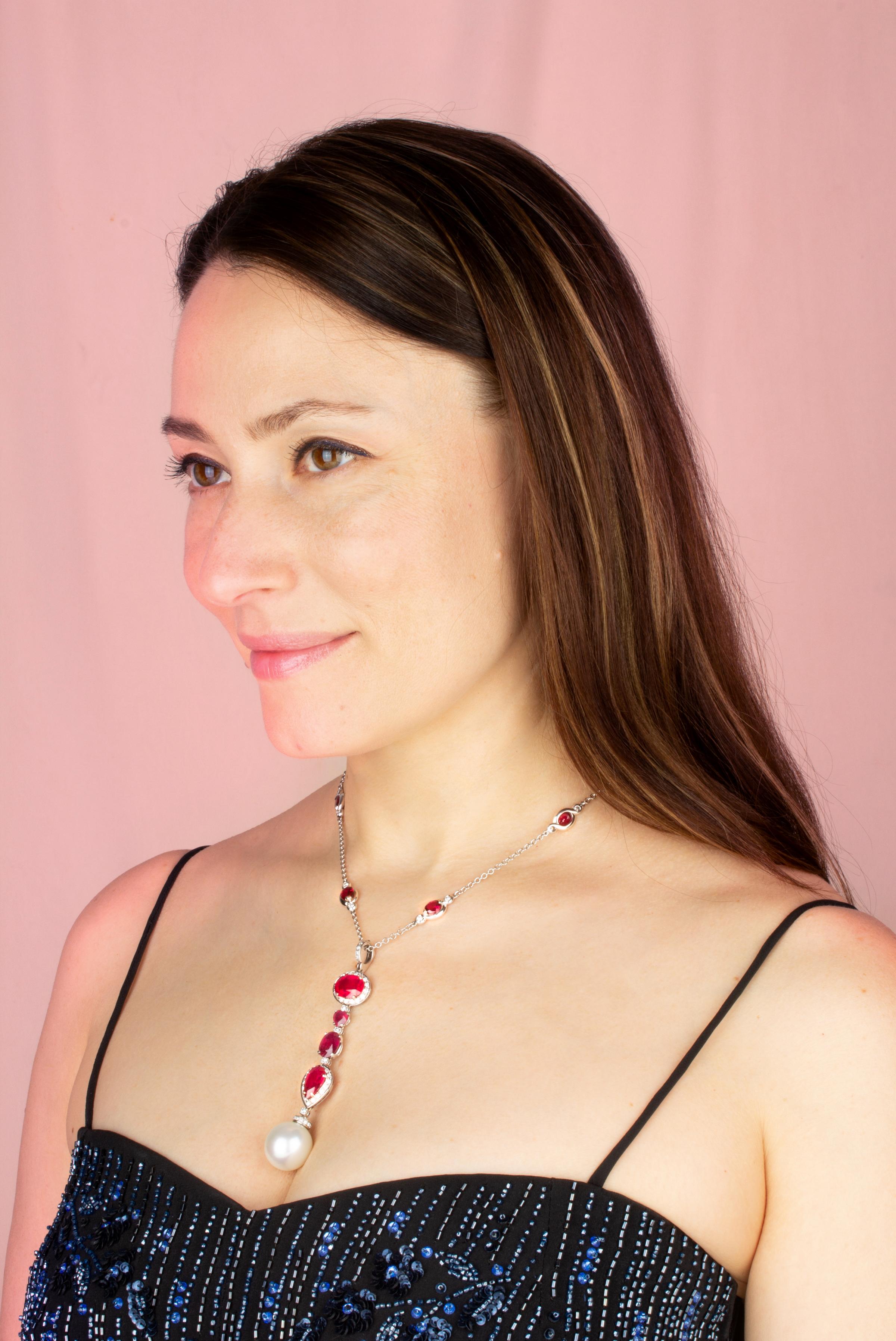 Artiste Ella Gafter Collier à pendentifs en perles avec diamants et rubis en vente