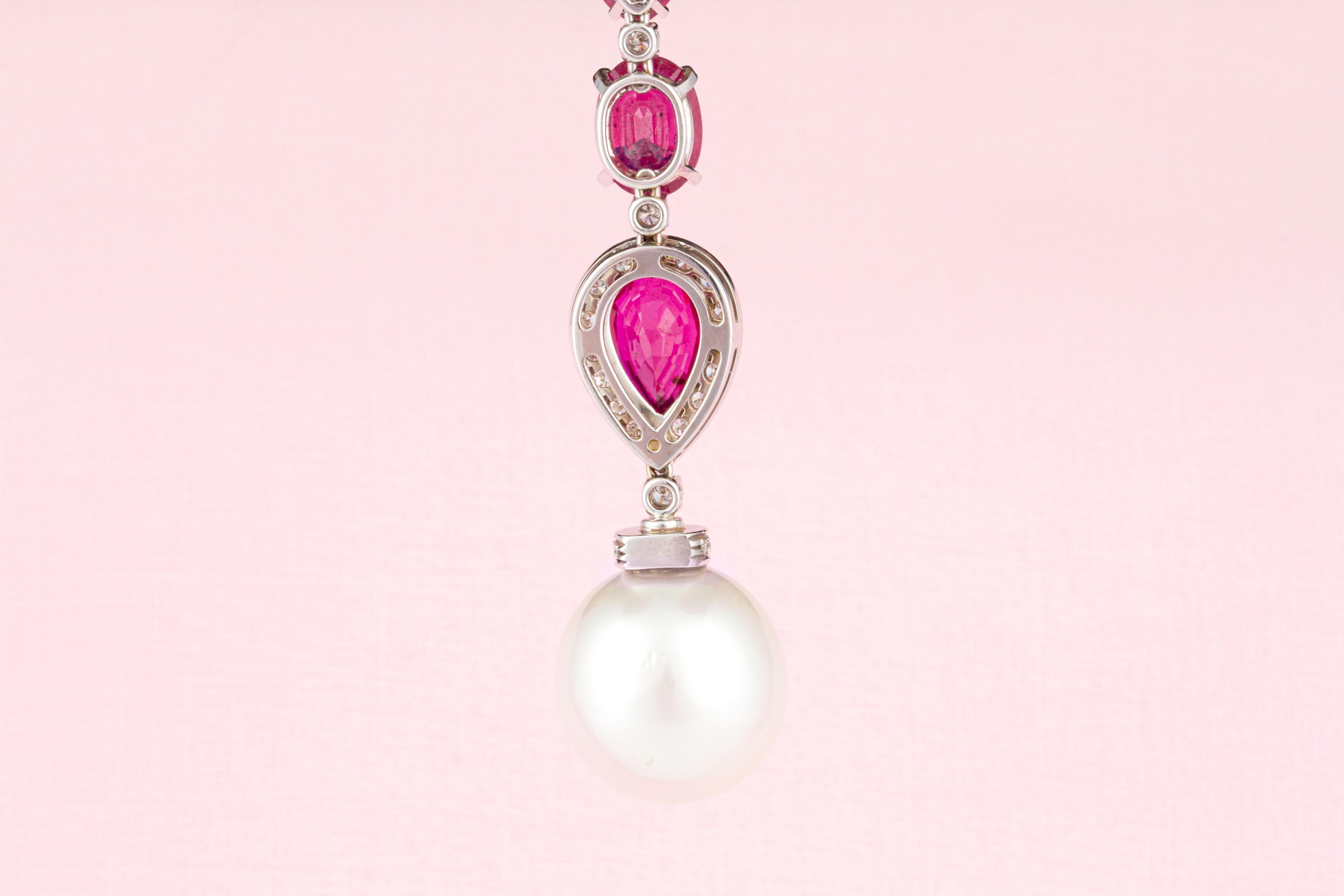 Ella Gafter Collier à pendentifs en perles avec diamants et rubis en vente 3