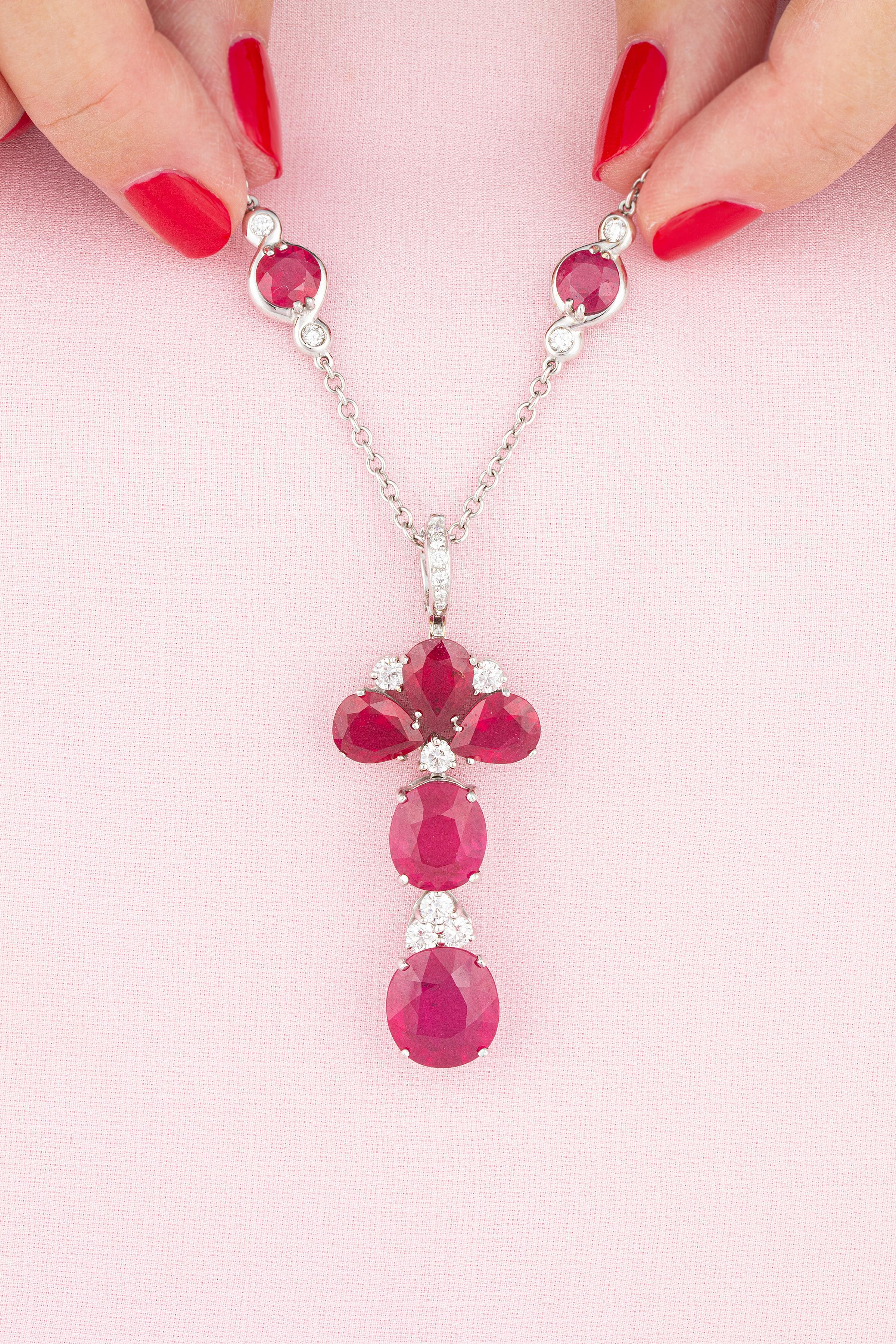 Collar colgante de rubíes y diamantes diseñado por Ella Gafter Artista en venta