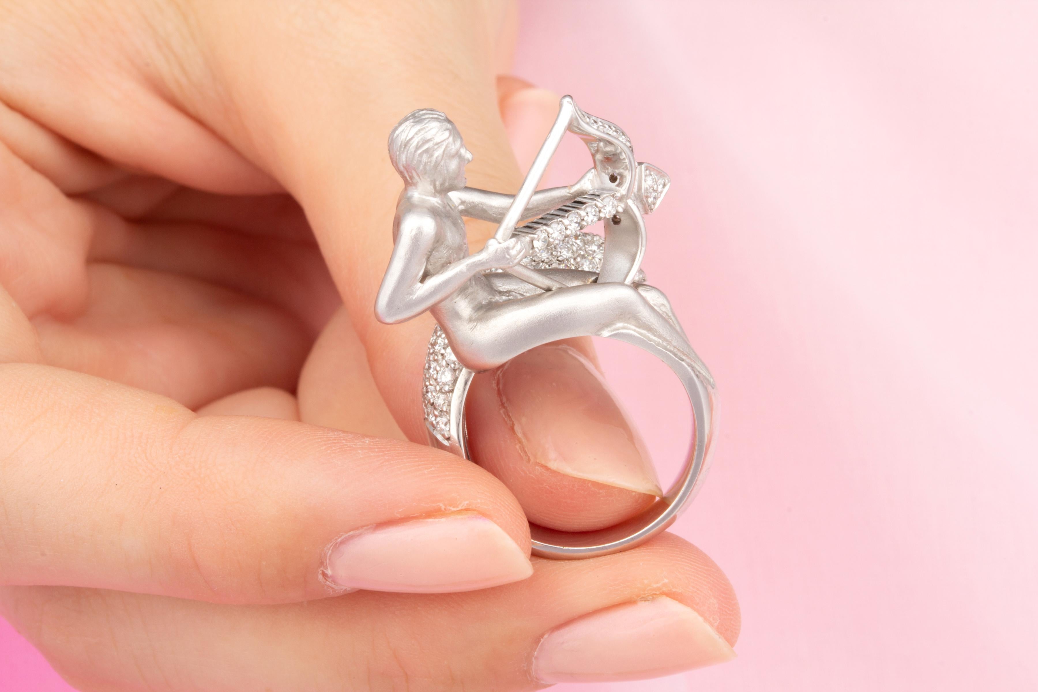 Sagittarius Zodiac Cocktailring mit Diamanten Design von Ella Gafter im Angebot 2